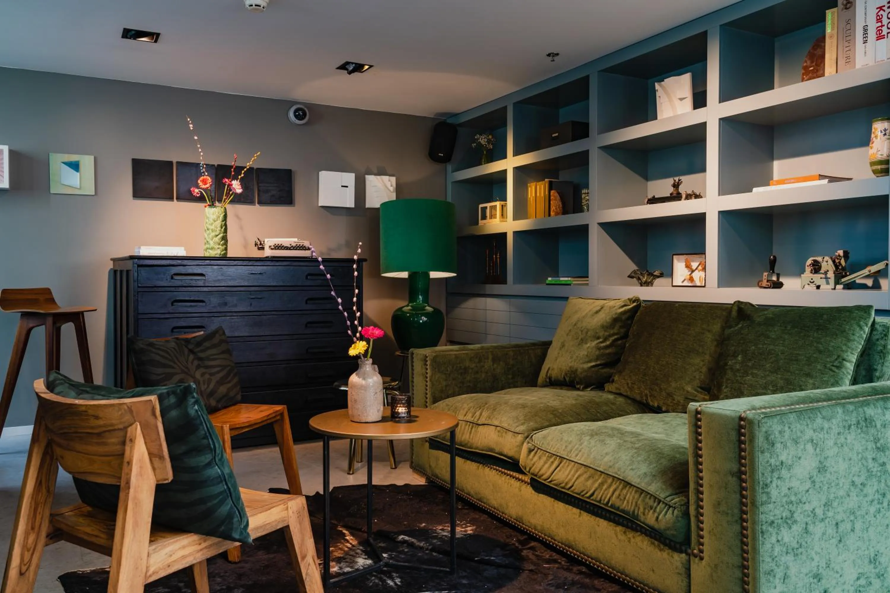 Communal lounge/ TV room in Hotel De Hallen