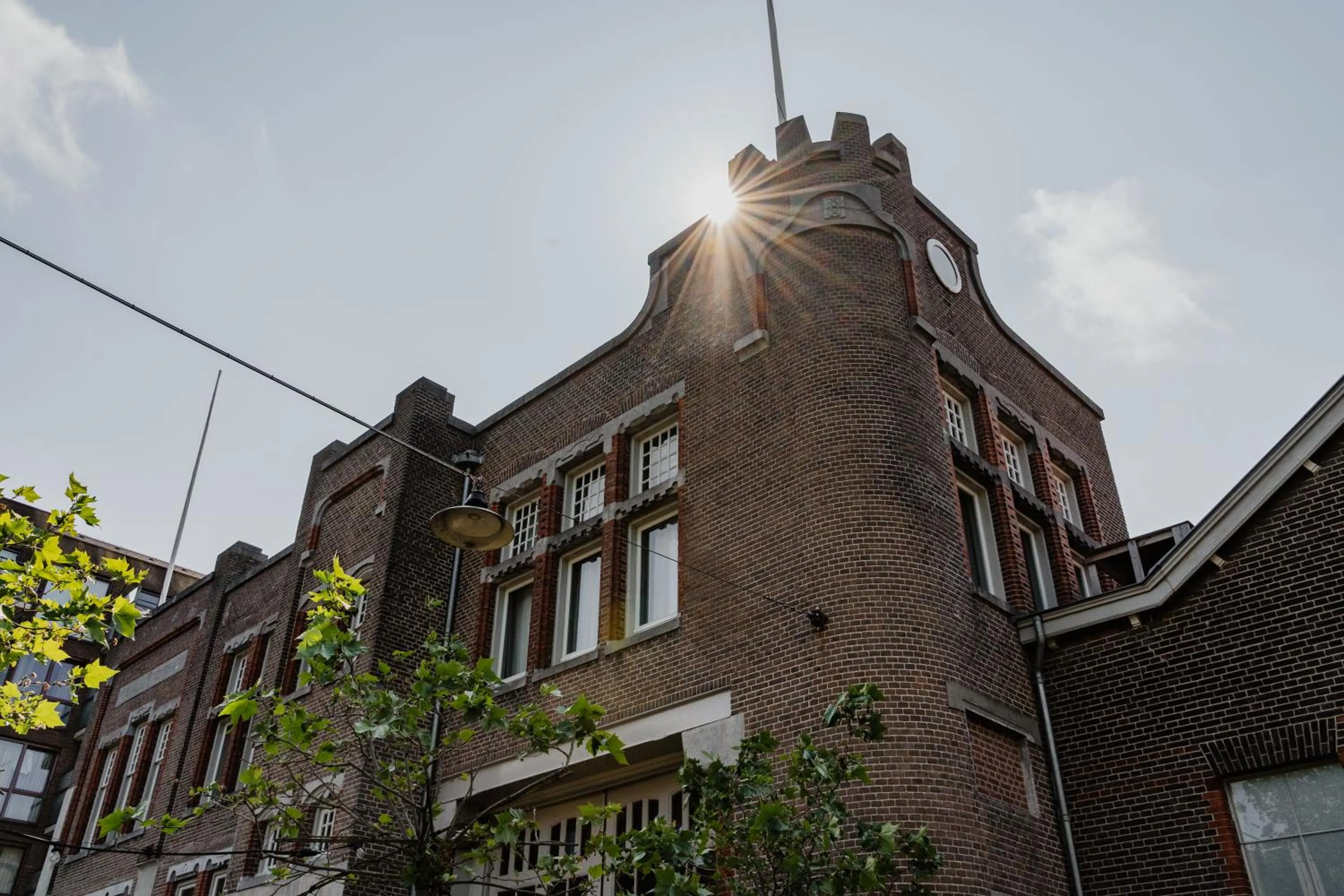 Property building in Hotel De Hallen