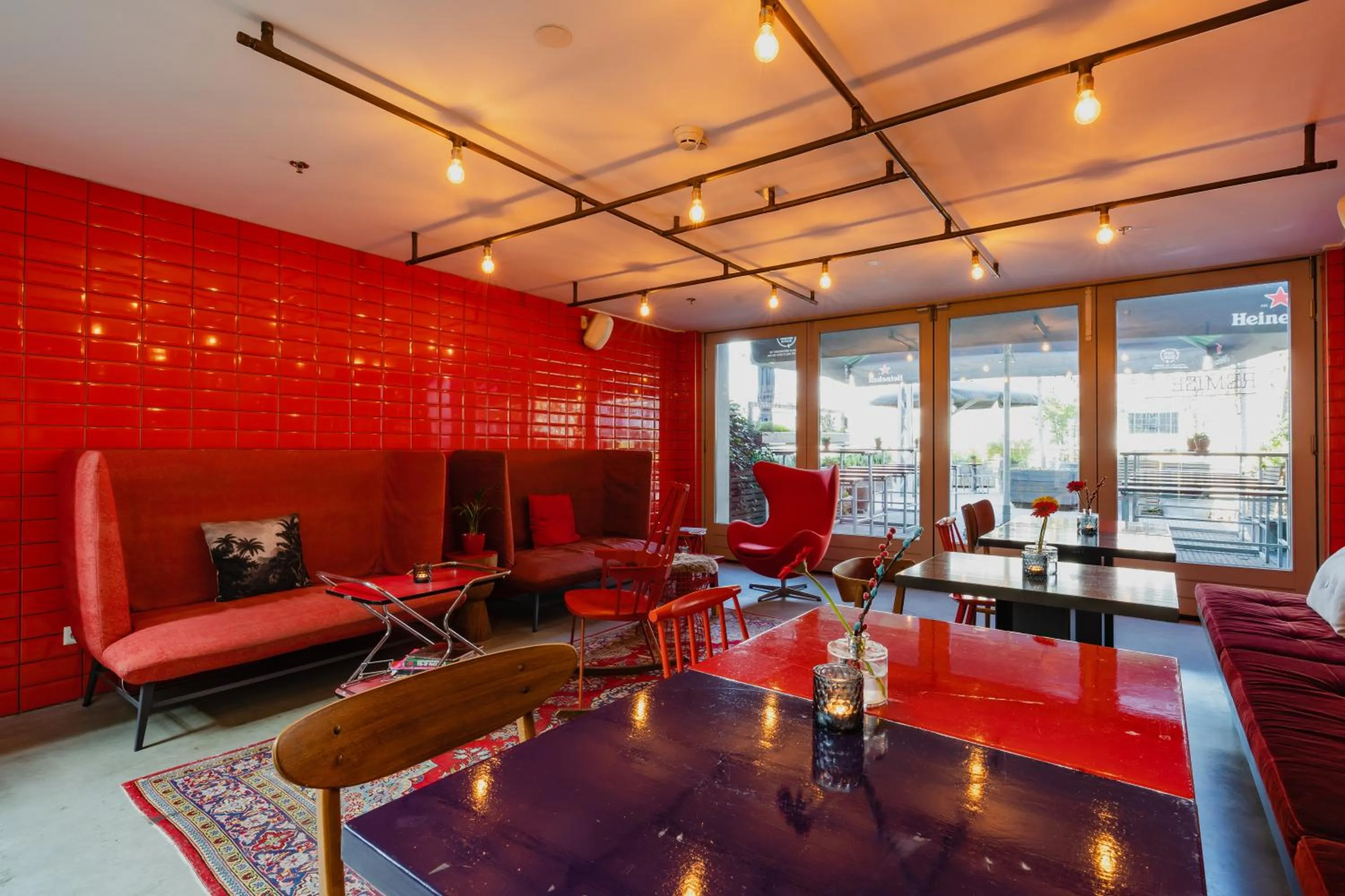 Communal lounge/ TV room in Hotel De Hallen