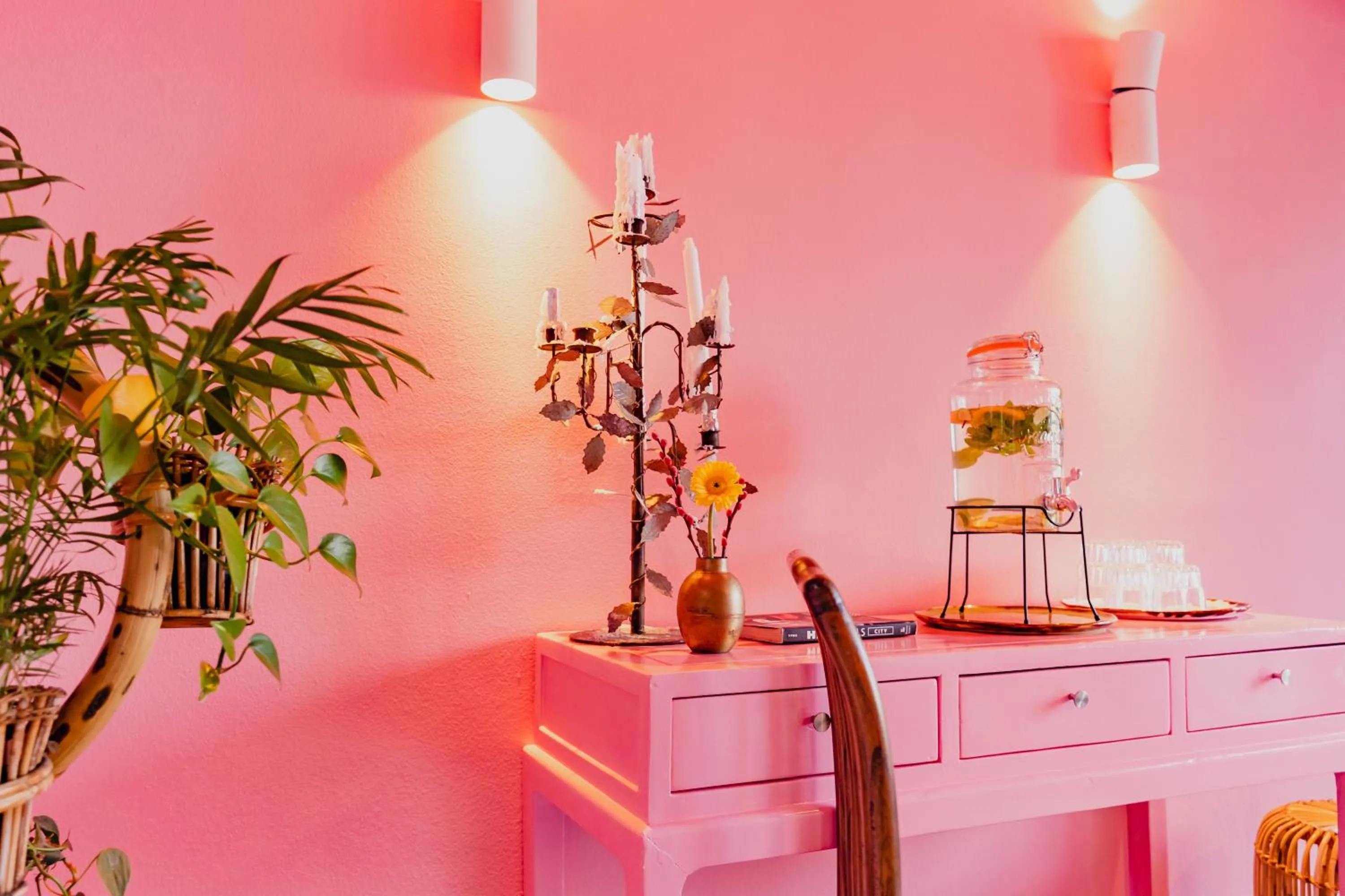 Communal lounge/ TV room in Hotel De Hallen