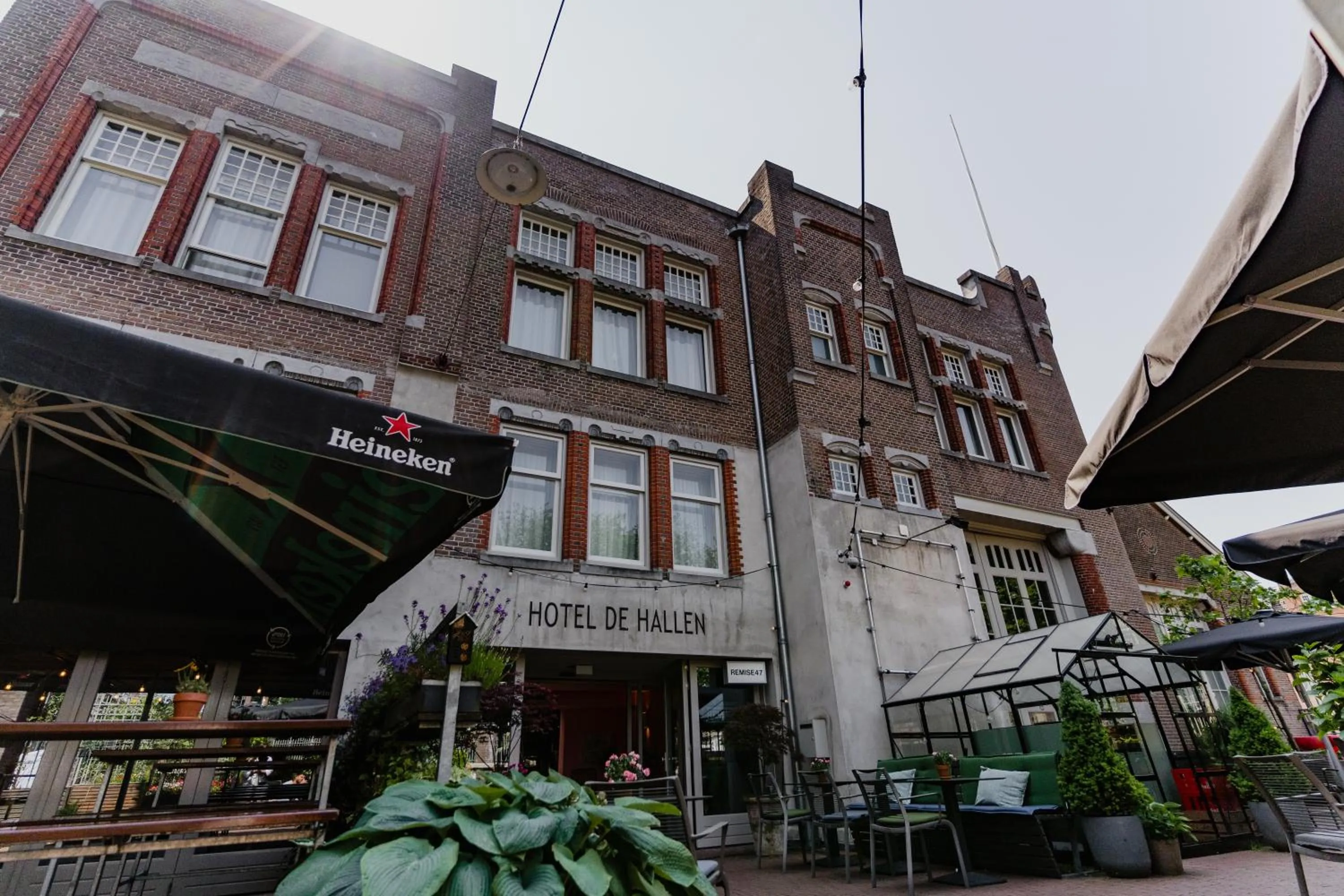 Property building in Hotel De Hallen