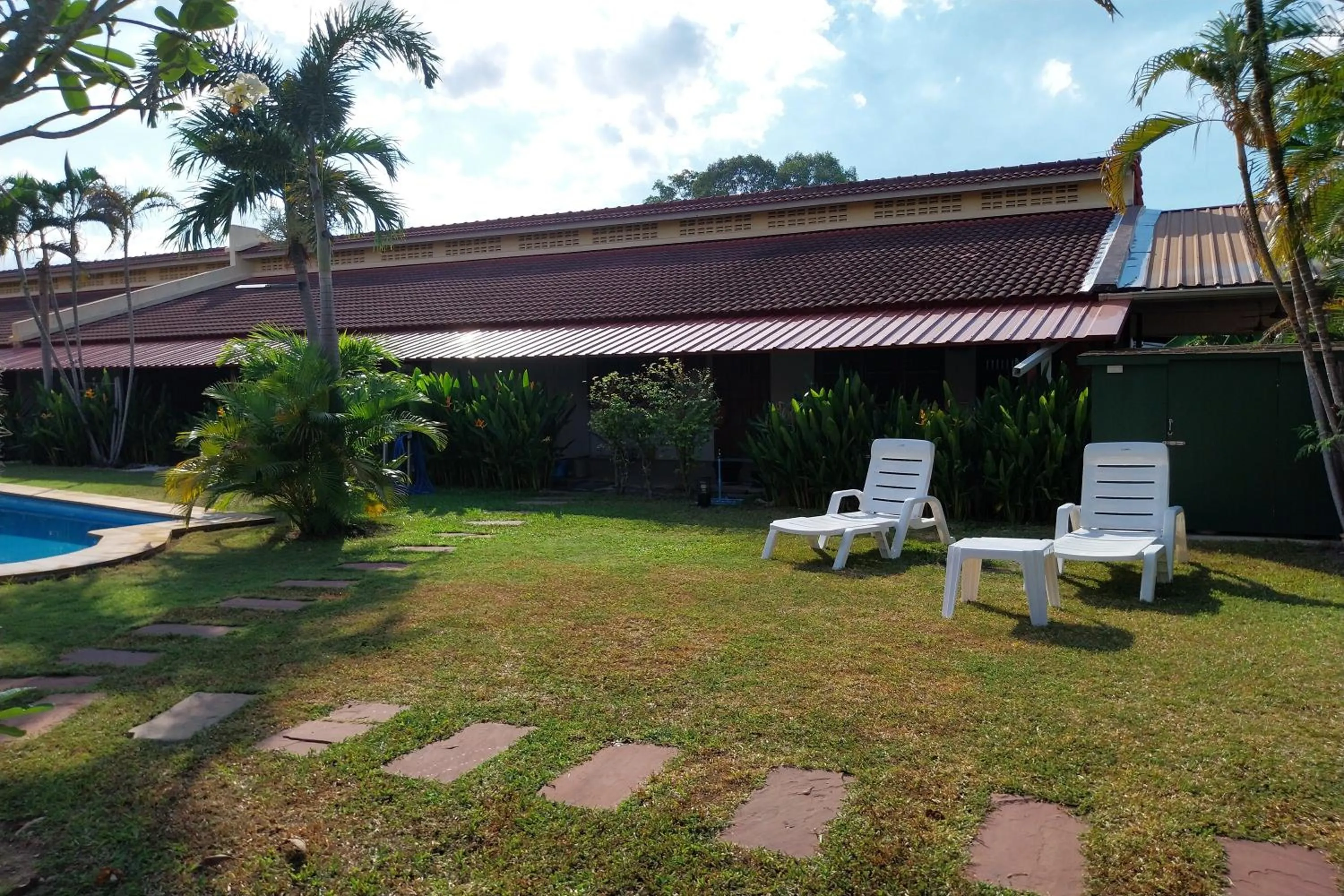 sunbed in Kanchira Resort