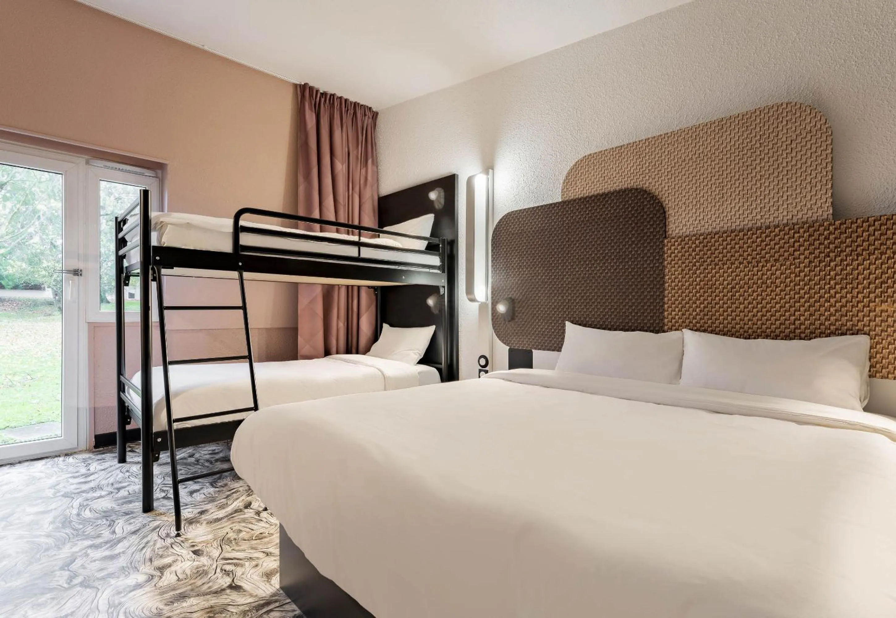 Photo of the whole room, Bed in B&B HOTEL Valenciennes Sud 3 étoiles