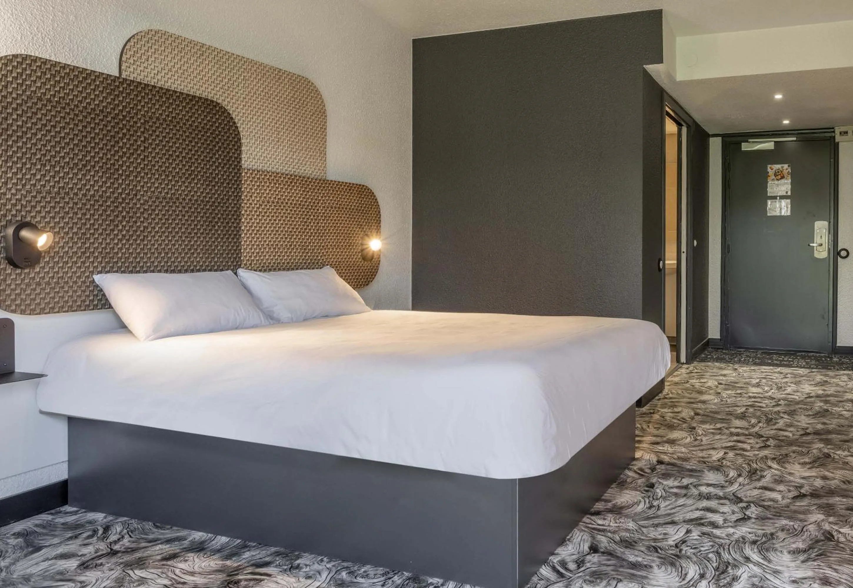 Photo of the whole room, Bed in B&B HOTEL Valenciennes Sud 3 étoiles