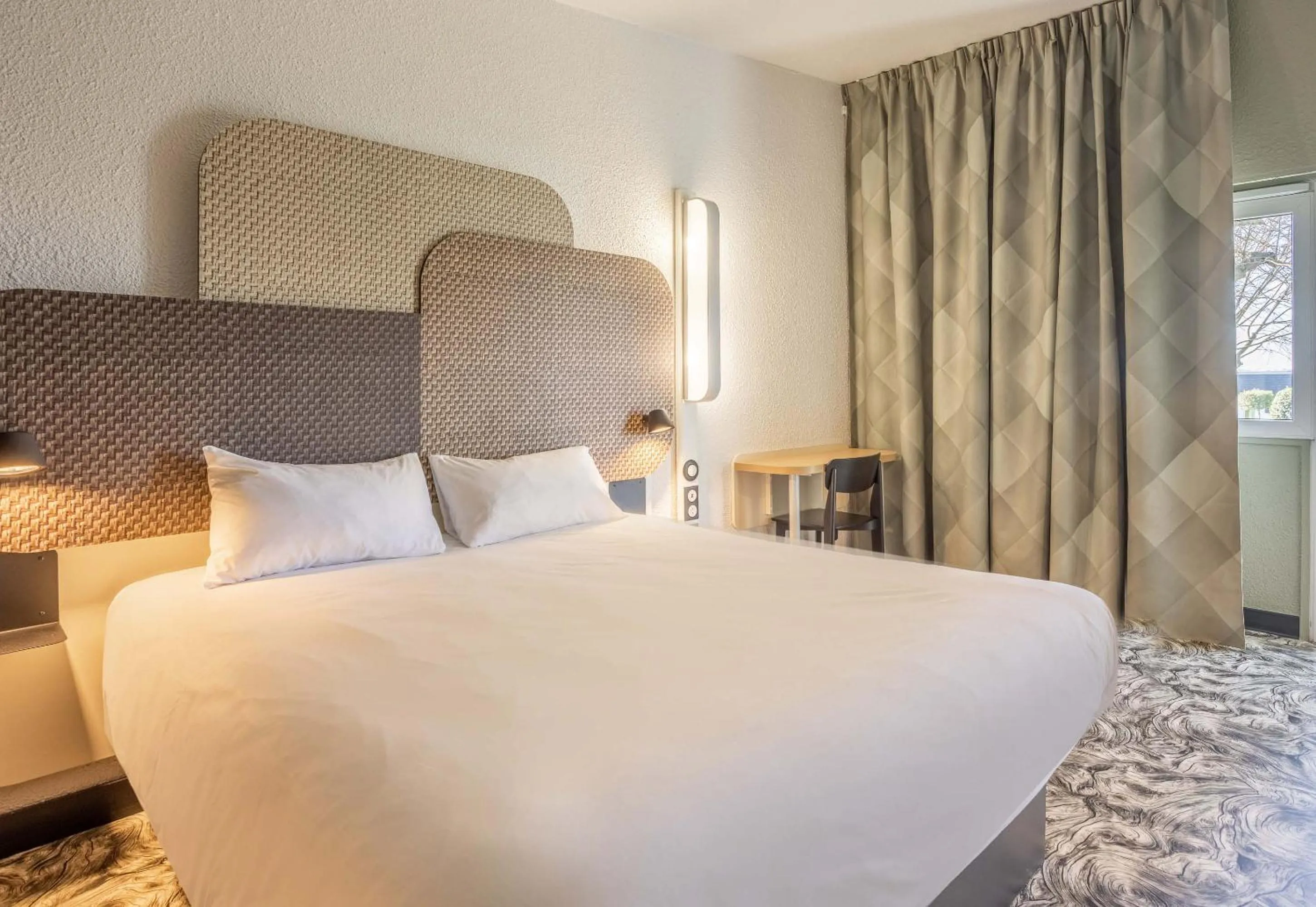 Photo of the whole room, Bed in B&B HOTEL Valenciennes Sud 3 étoiles