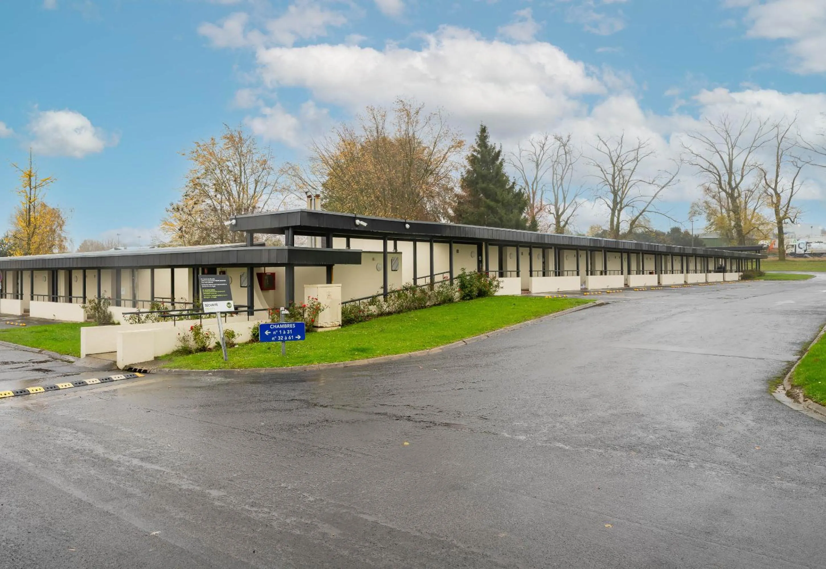 Property building in B&B HOTEL Valenciennes Sud 3 étoiles