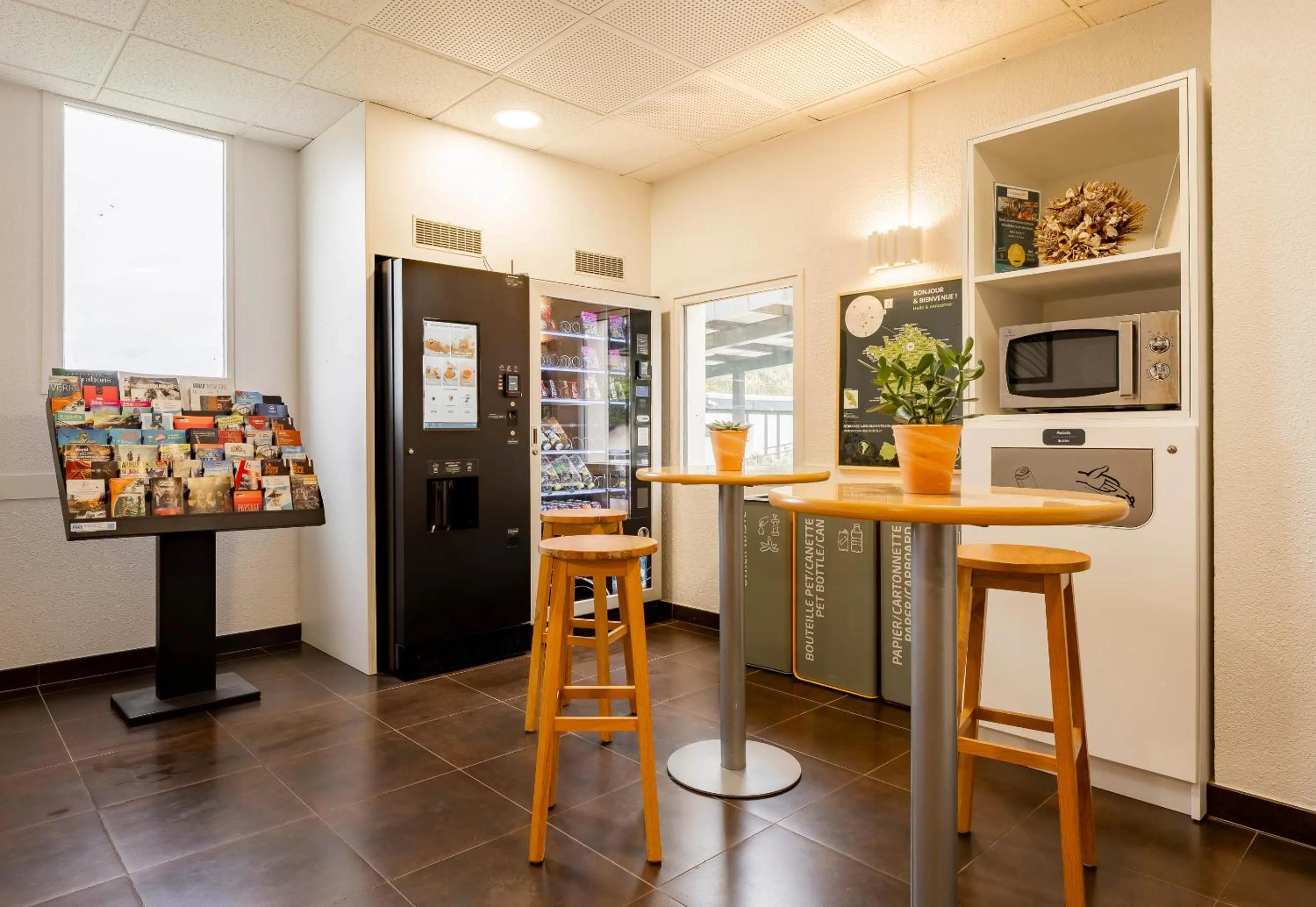 Lobby or reception in B&B HOTEL Valenciennes Sud 3 étoiles