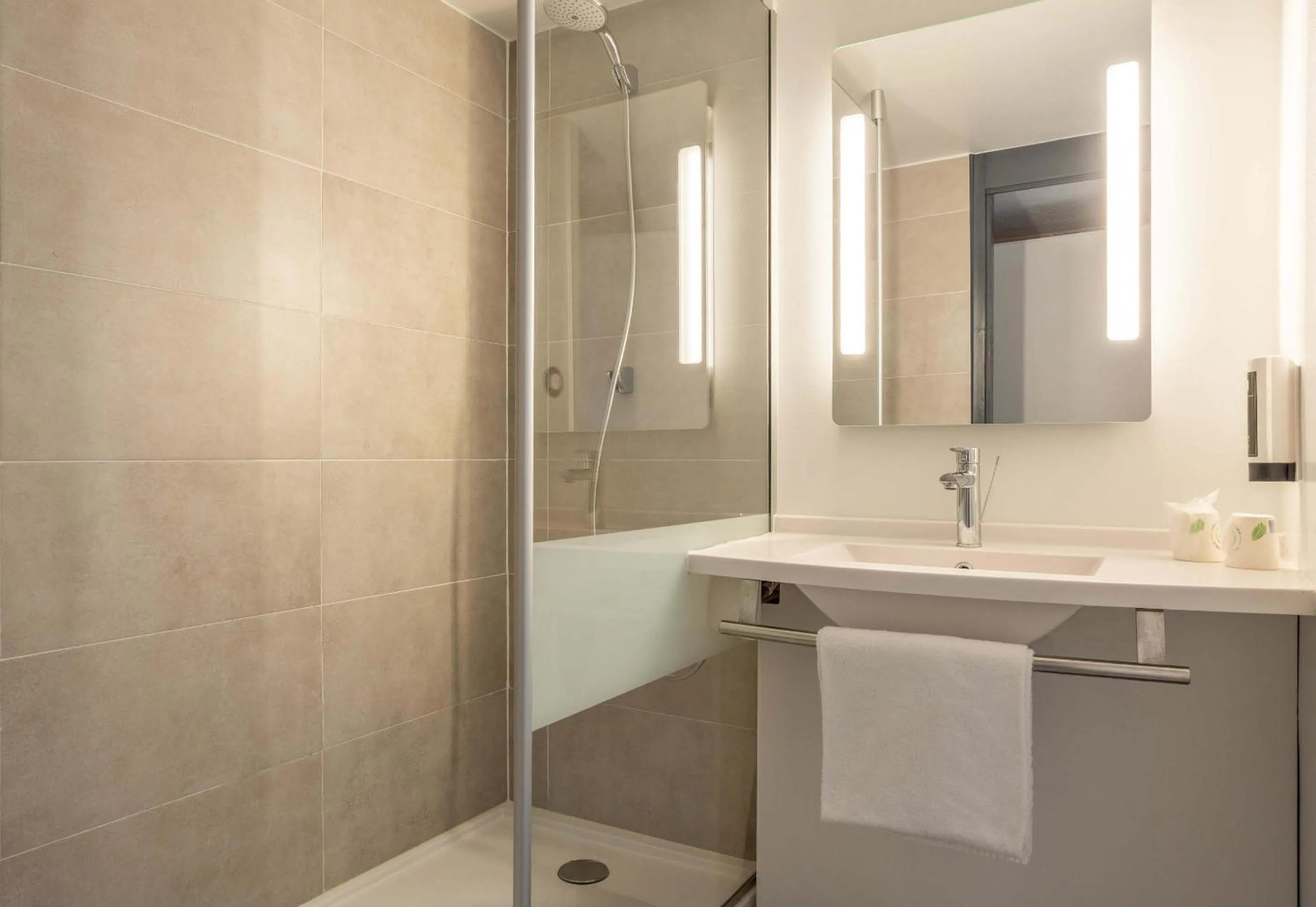 Bathroom in B&B HOTEL Valenciennes Sud 3 étoiles