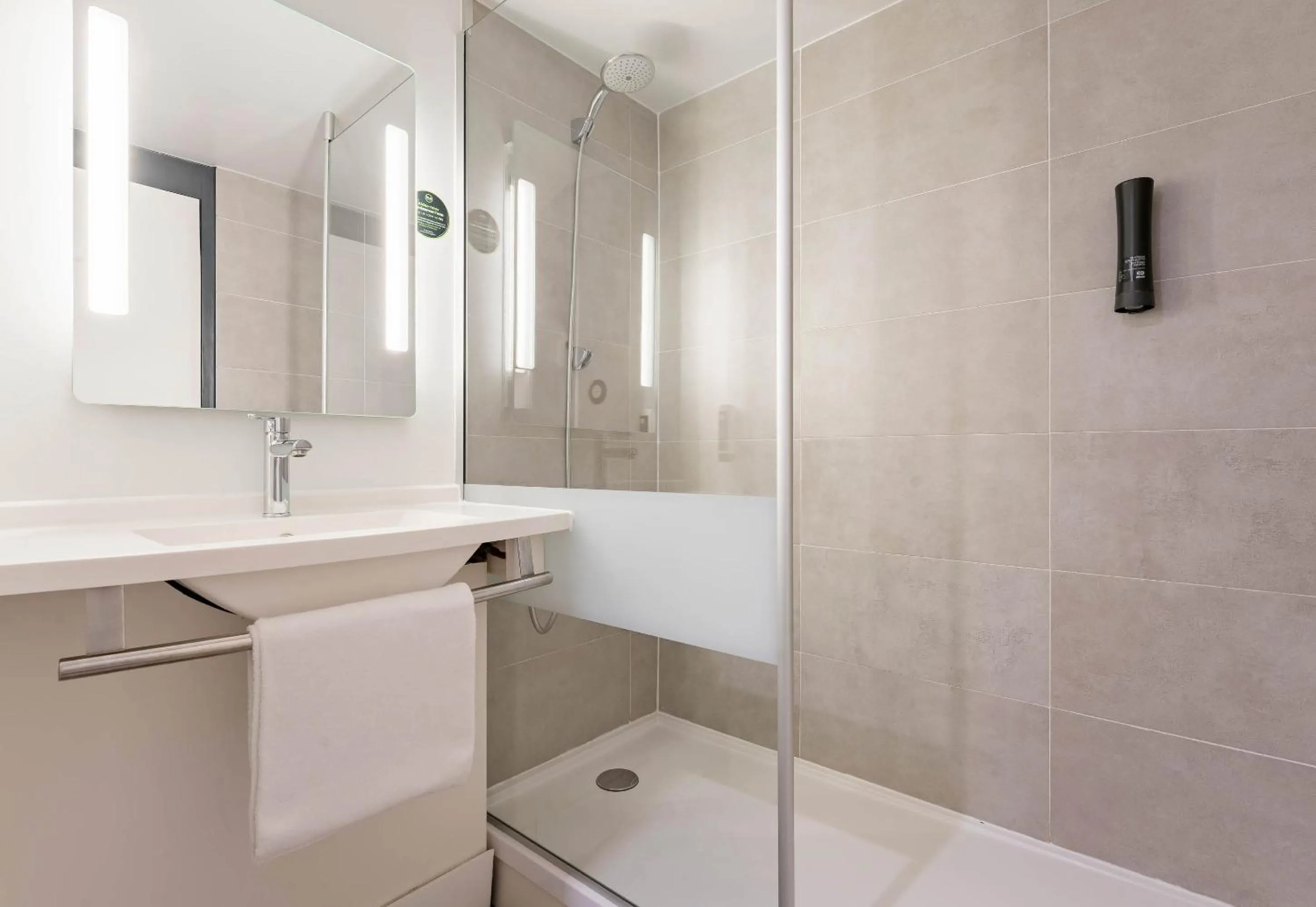 Bathroom in B&B HOTEL Valenciennes Sud 3 étoiles