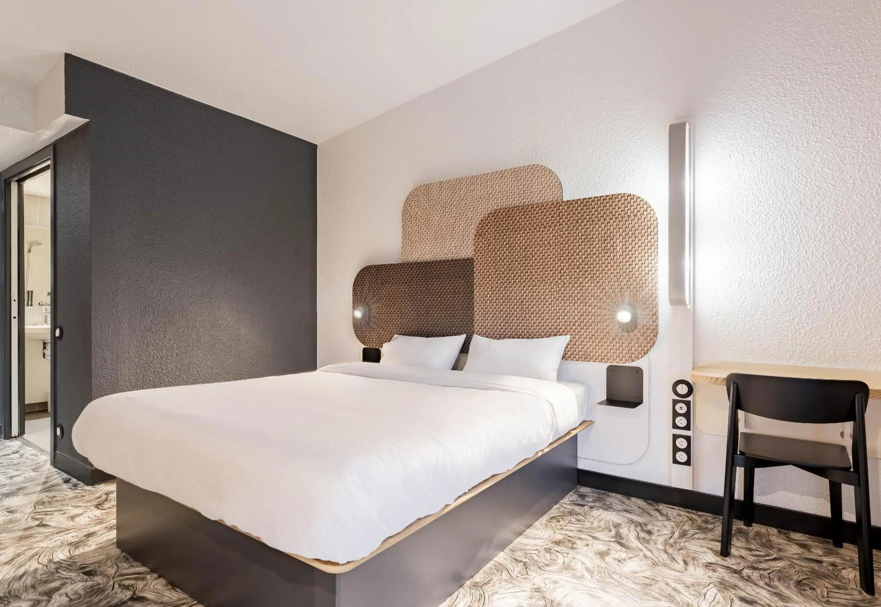 Photo of the whole room, Bed in B&B HOTEL Valenciennes Sud 3 étoiles