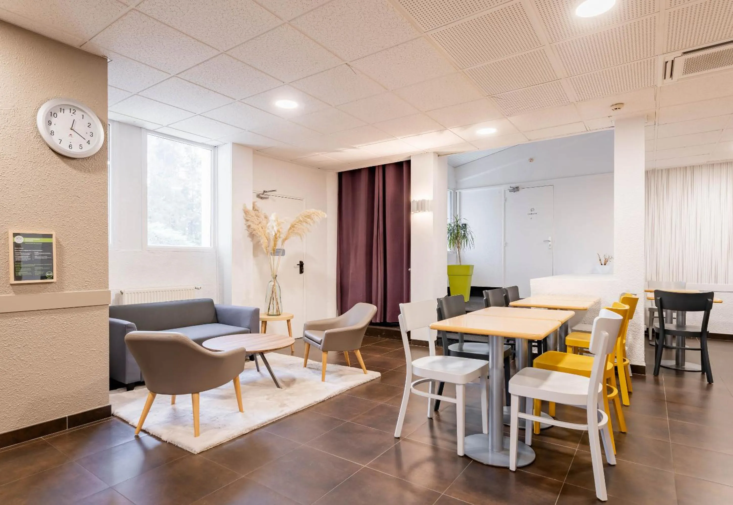 Lobby or reception in B&B HOTEL Valenciennes Sud 3 étoiles