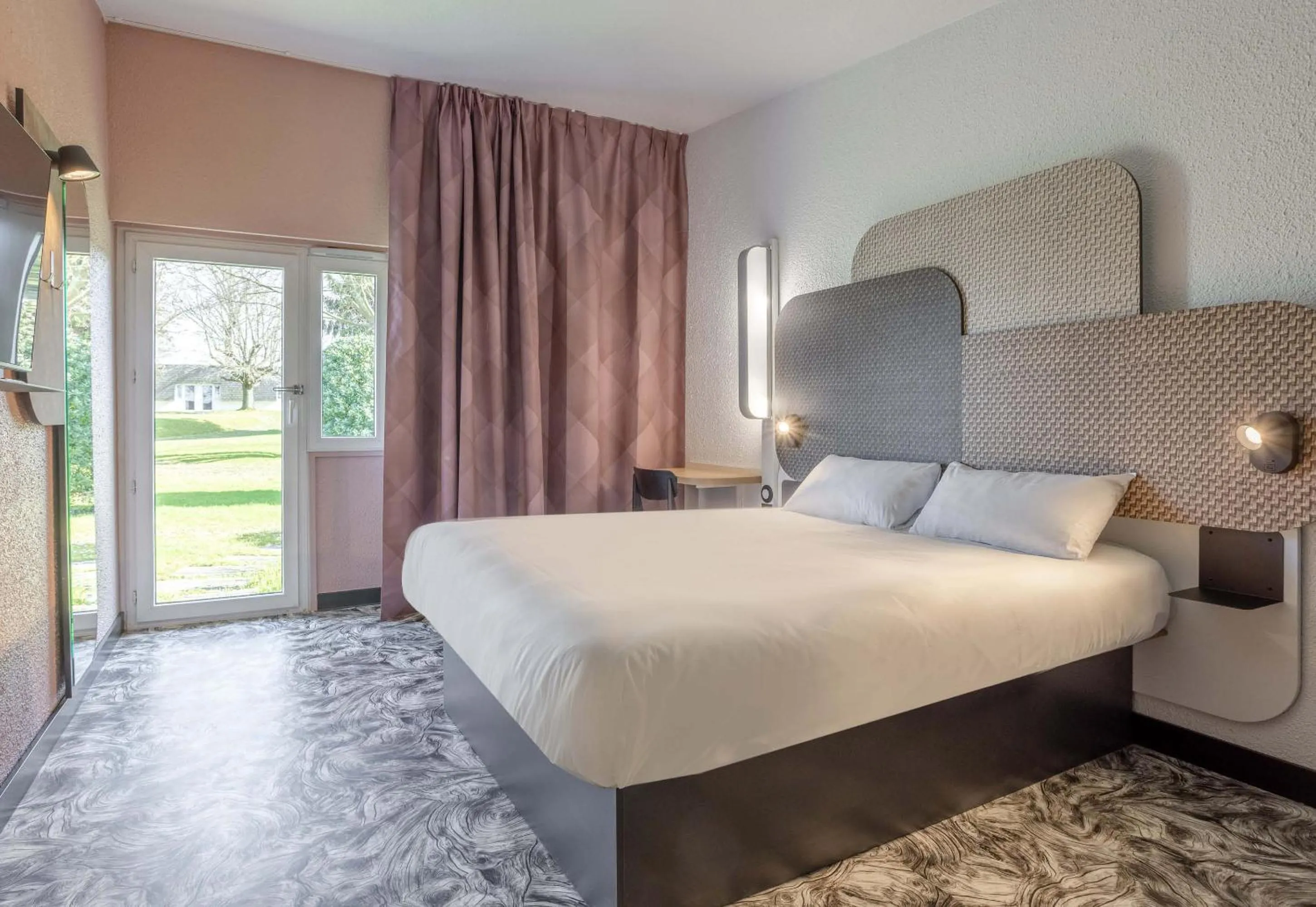 Photo of the whole room, Bed in B&B HOTEL Valenciennes Sud 3 étoiles