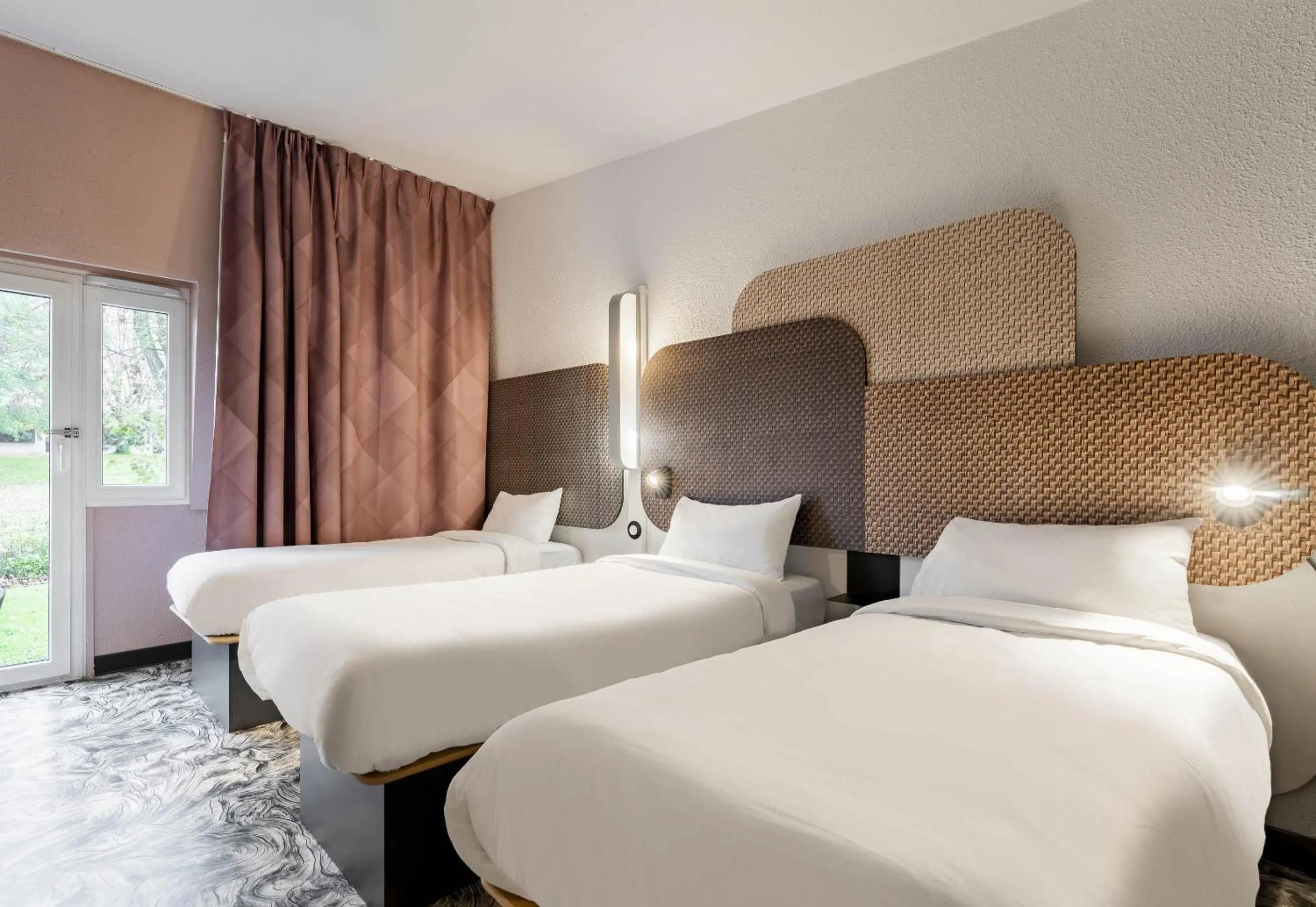 Photo of the whole room, Bed in B&B HOTEL Valenciennes Sud 3 étoiles