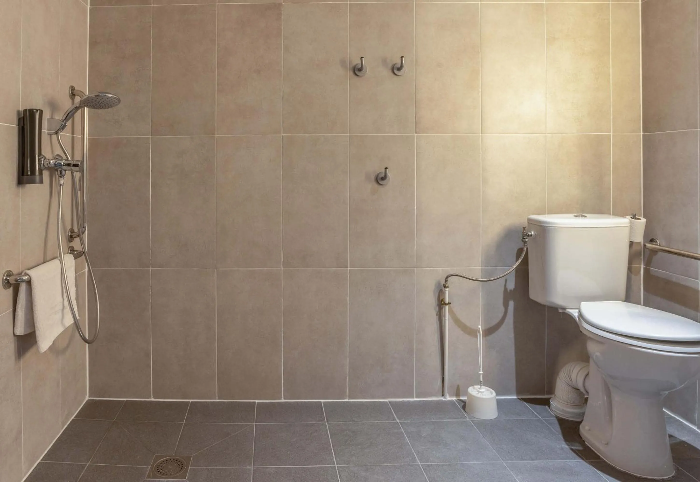 Bathroom in B&B HOTEL Valenciennes Sud 3 étoiles