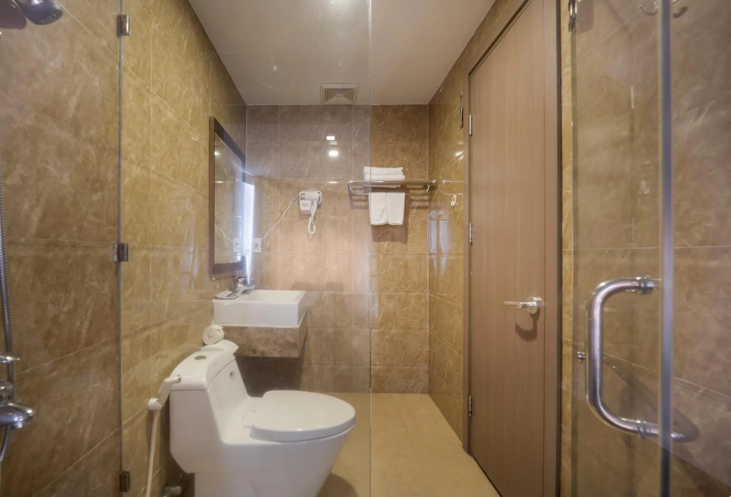 Shower in Waikiki Beach Hotel Da Nang