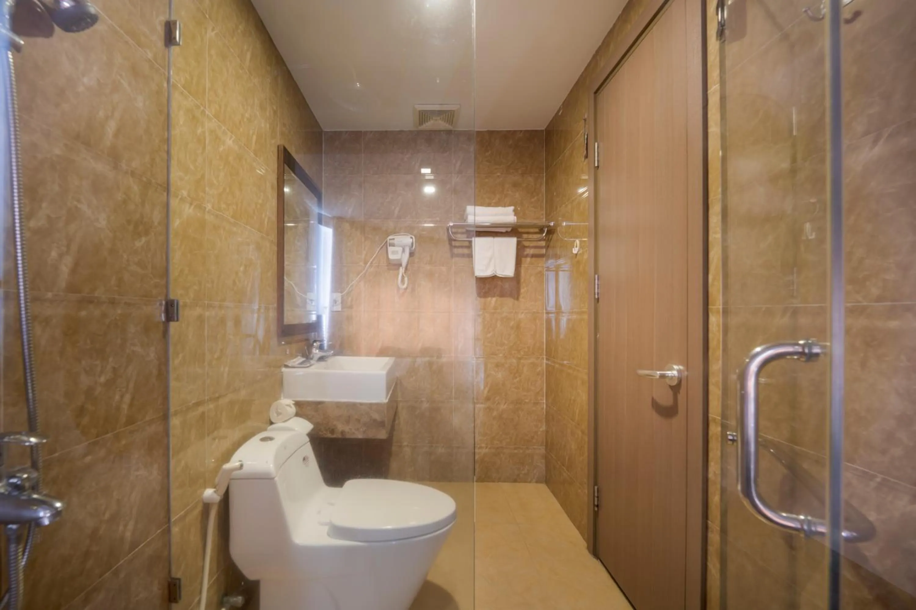 Shower in Waikiki Beach Hotel Da Nang