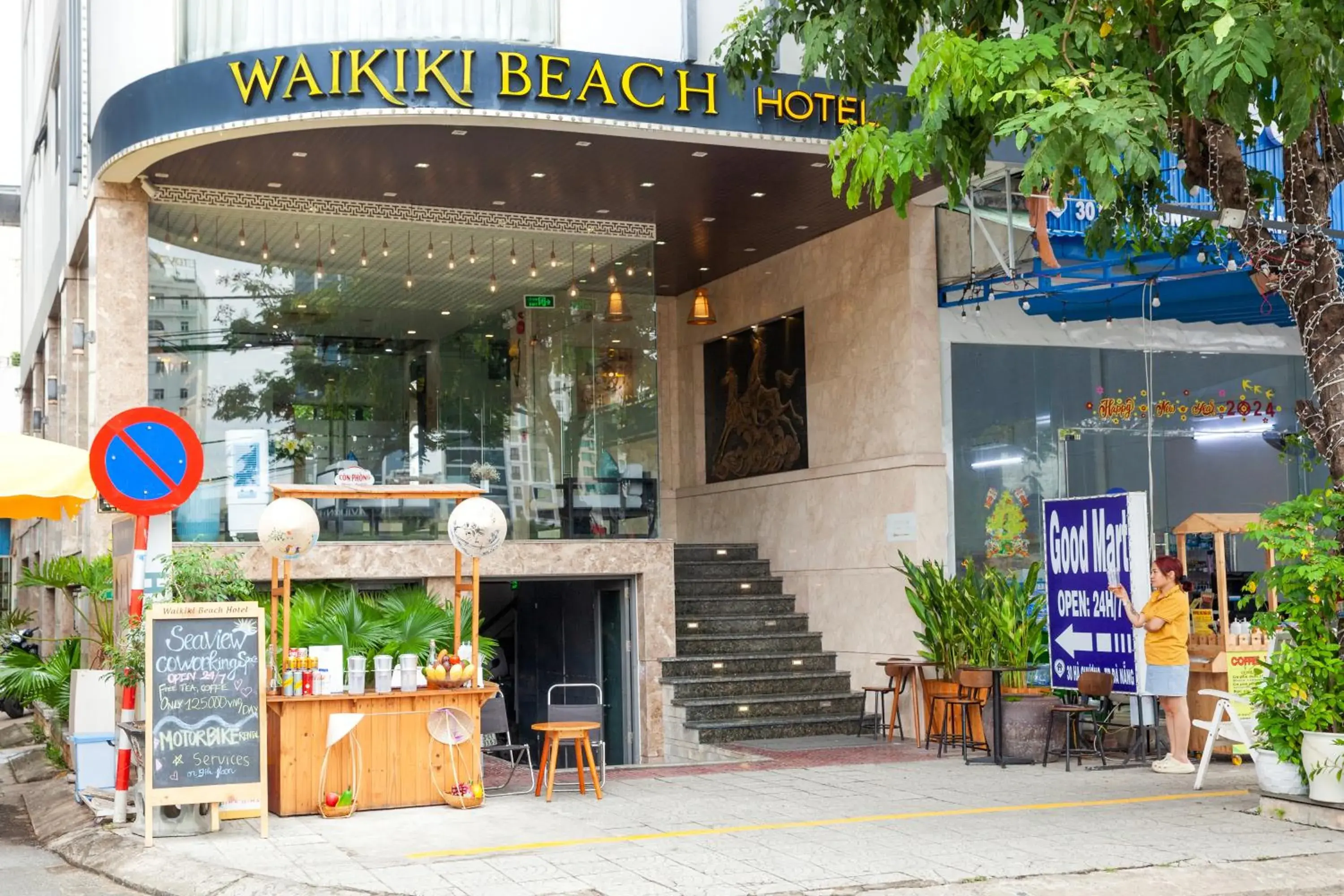 Facade/entrance in Waikiki Beach Hotel Da Nang Facade/entrance in Waikiki Beach Hotel Da Nang