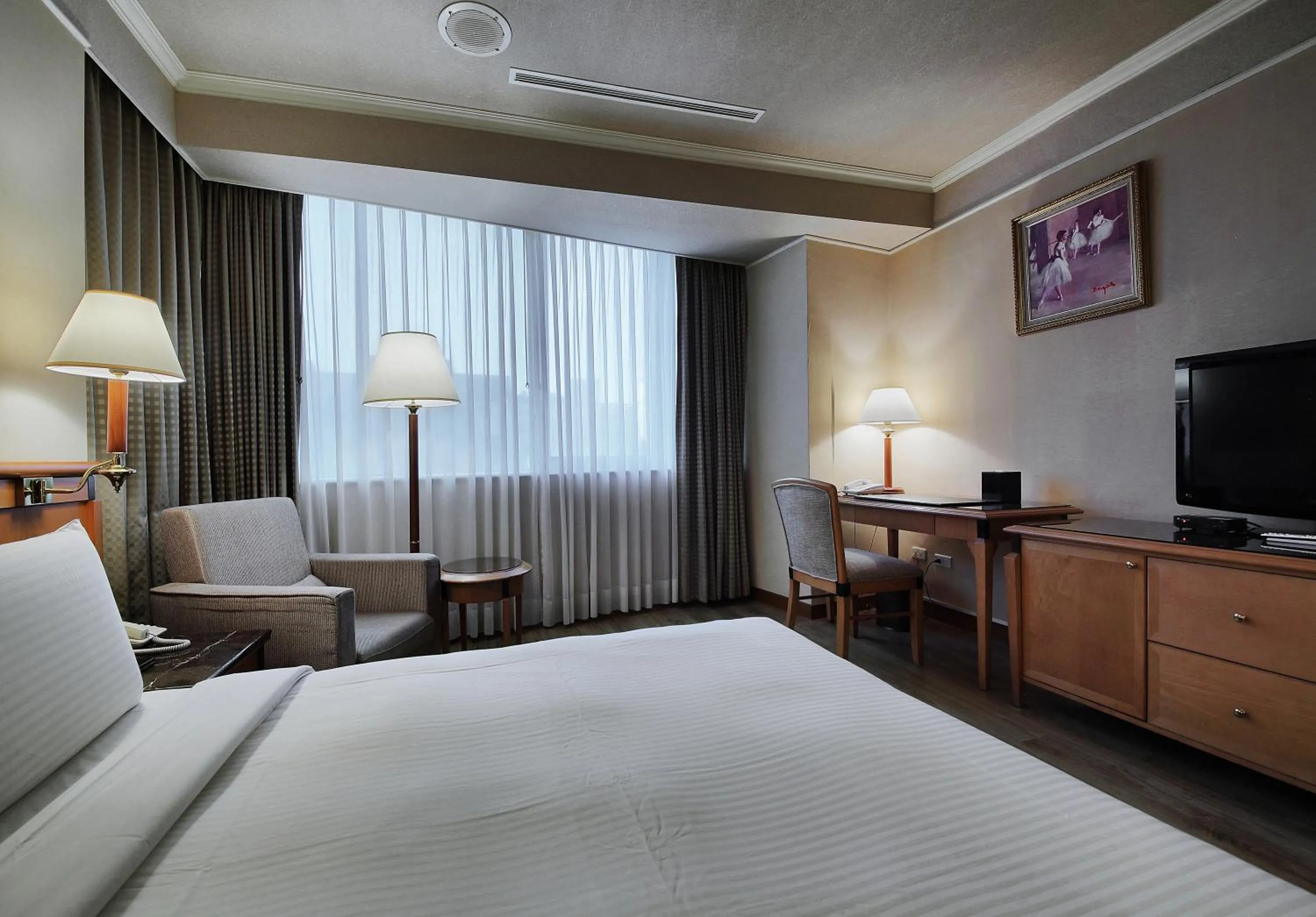 Photo of the whole room, Bed in The Carlton Hotel Hsinchu