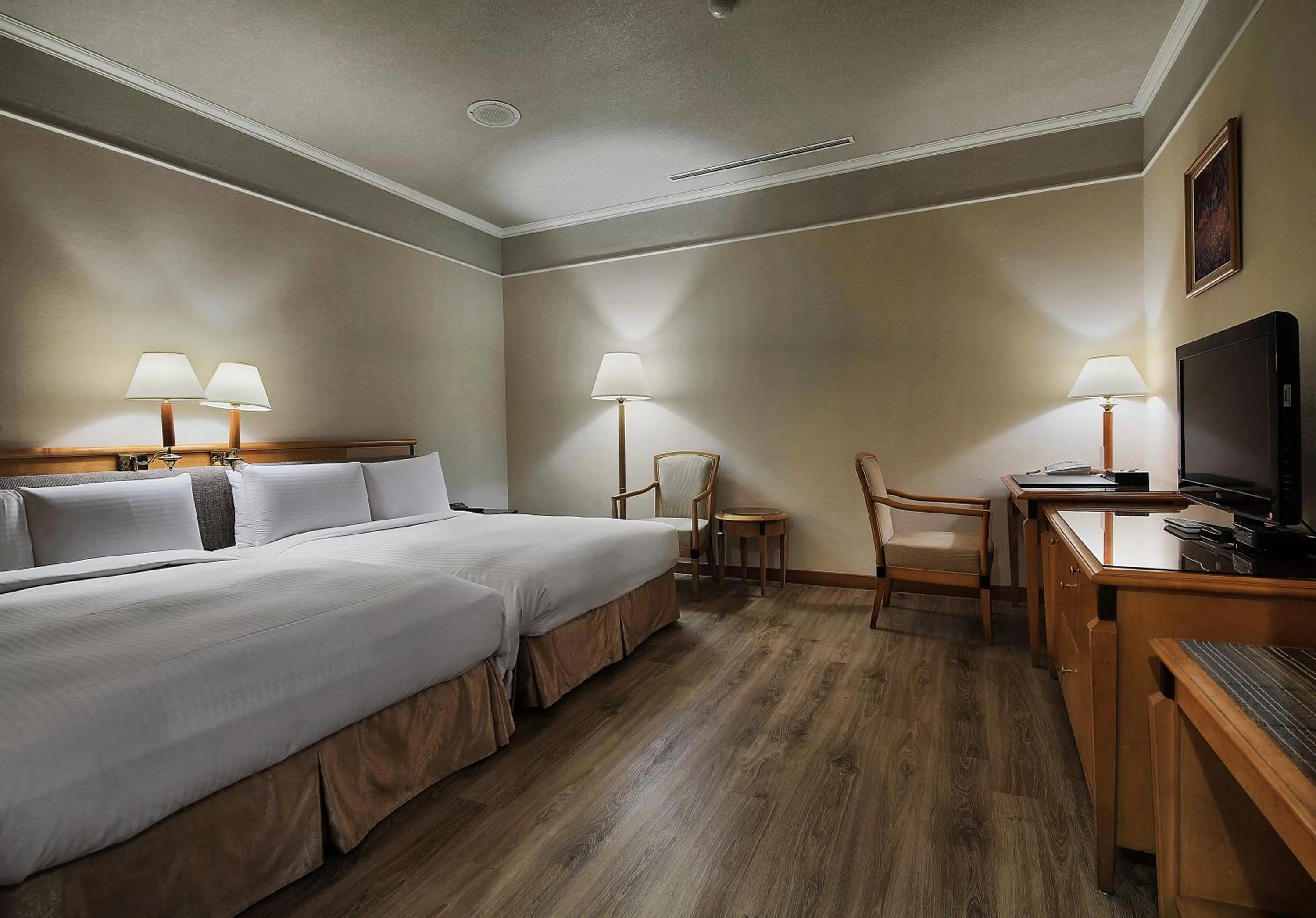 Photo of the whole room, Bed in The Carlton Hotel Hsinchu