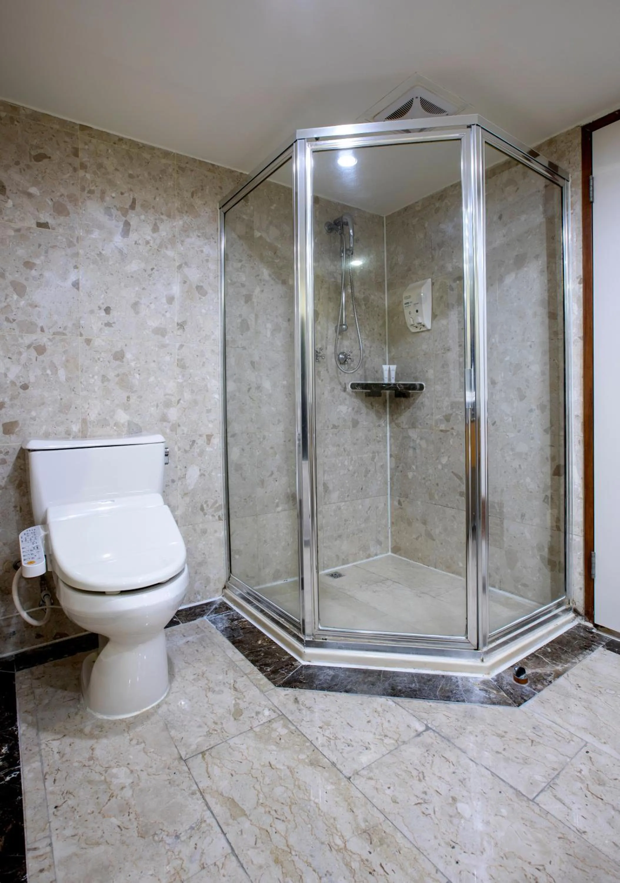 Toilet in The Carlton Hotel Hsinchu