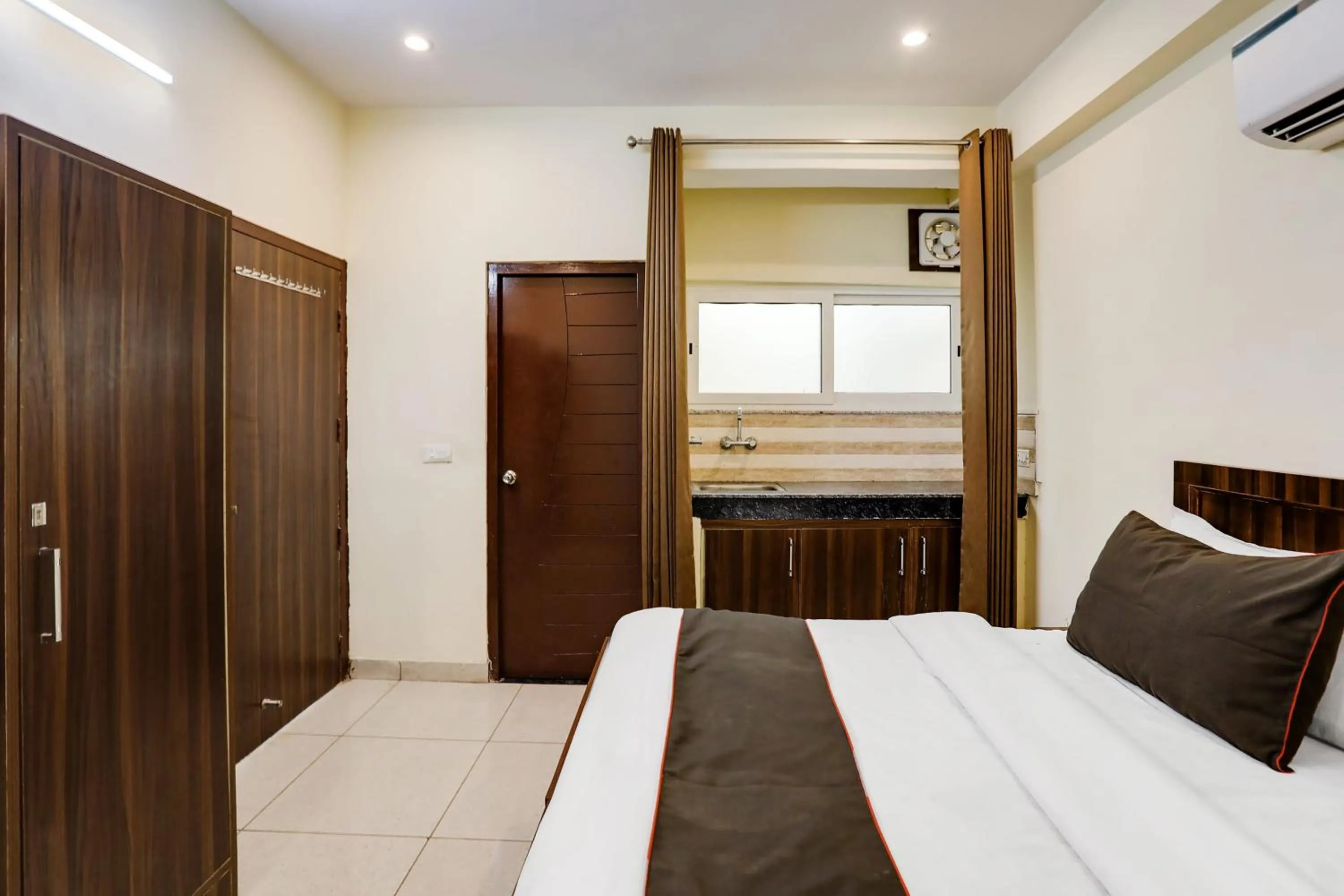 Bathroom, Bed in Hotel Midtown