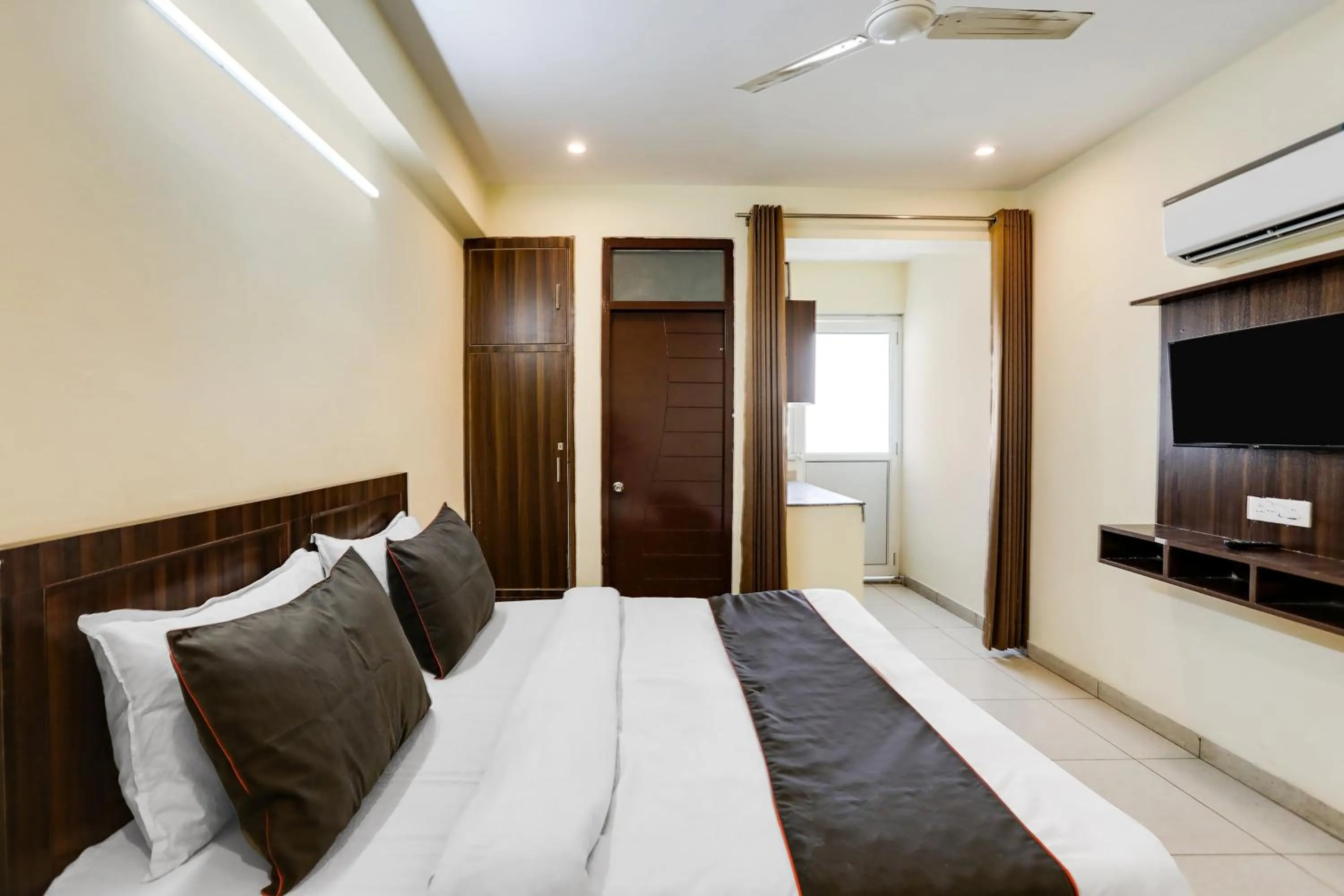 Bedroom, Bed in Hotel Midtown