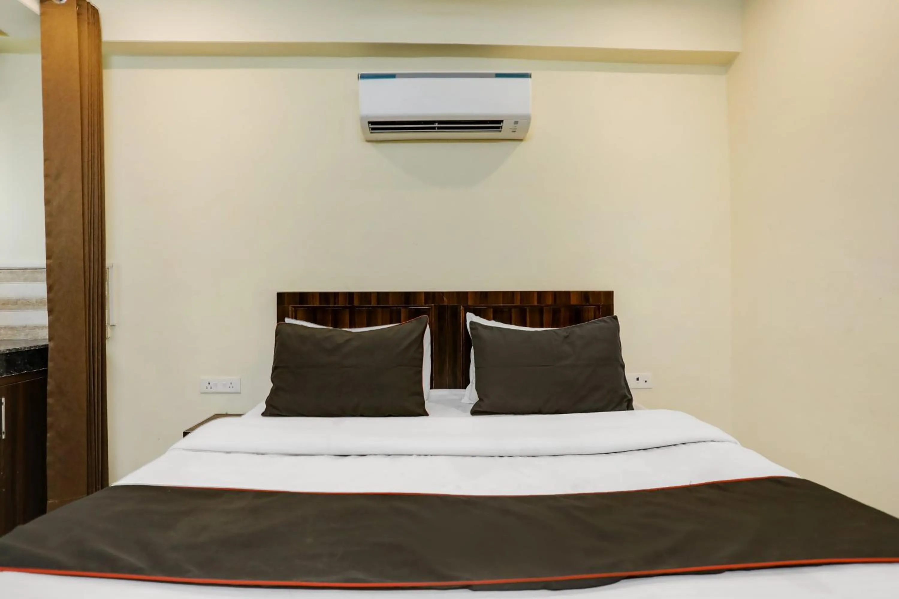 Lobby or reception, Bed in Hotel Midtown