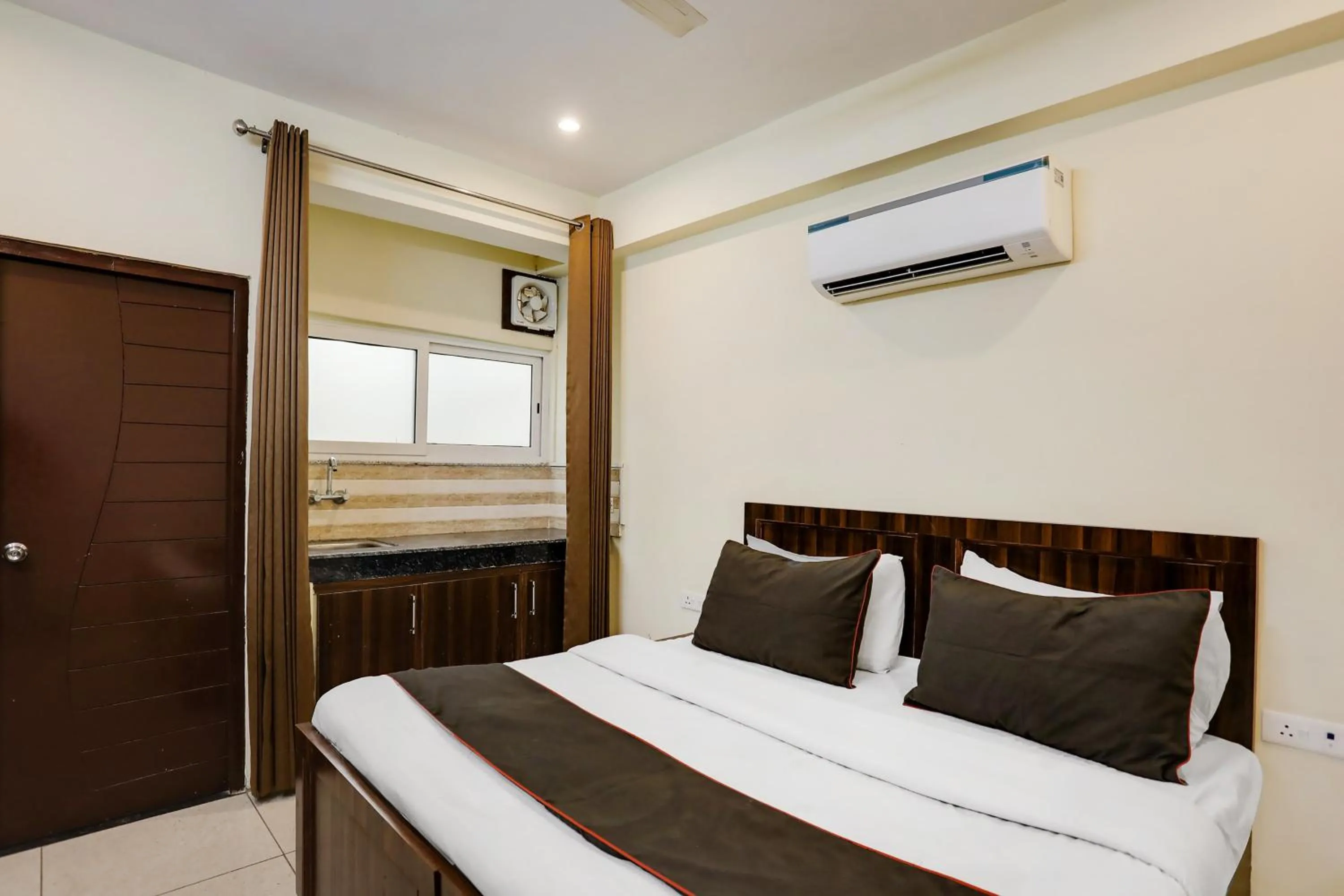 Bedroom, Bed in Hotel Midtown