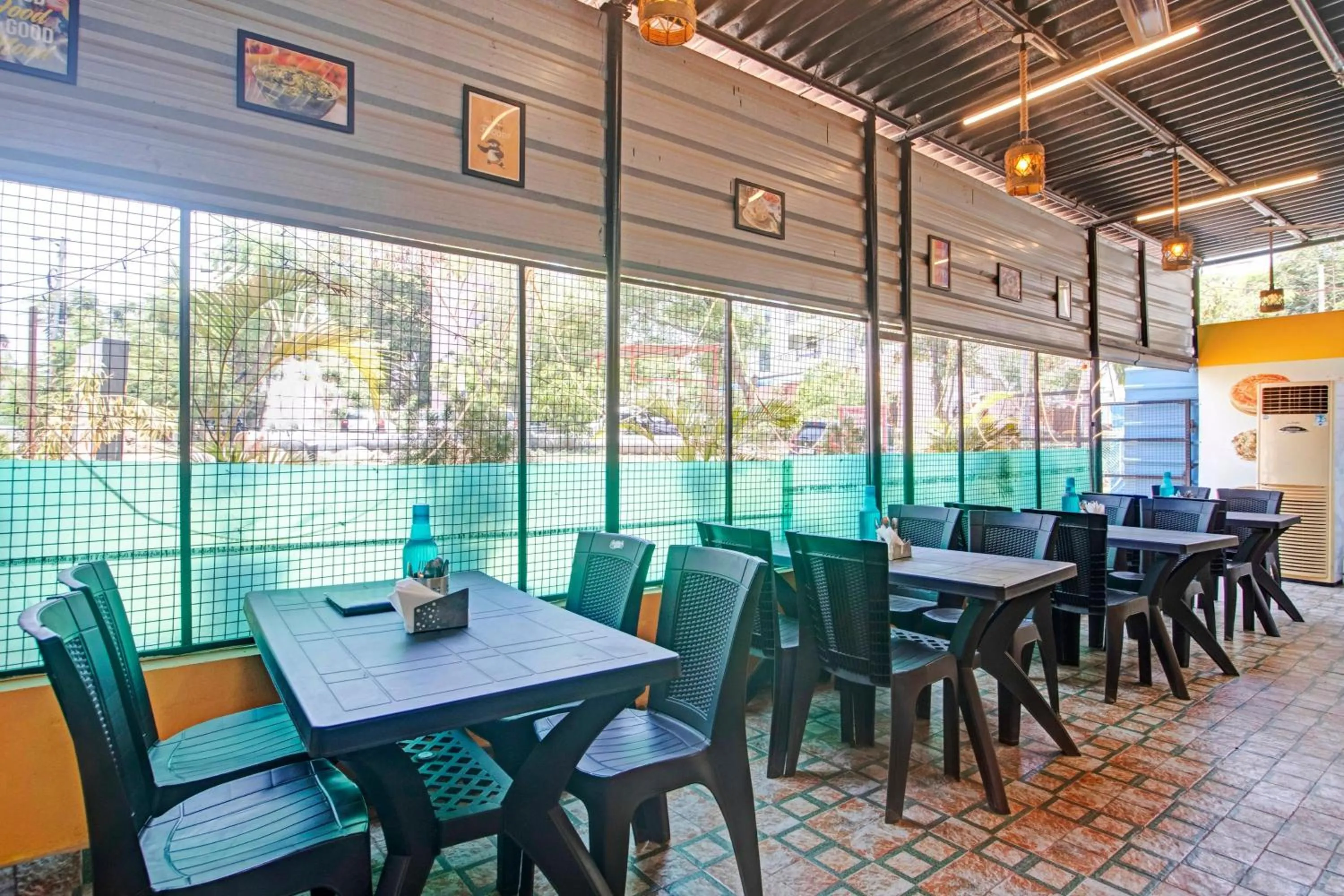 Restaurant/places to eat in Hotel O Sunrise