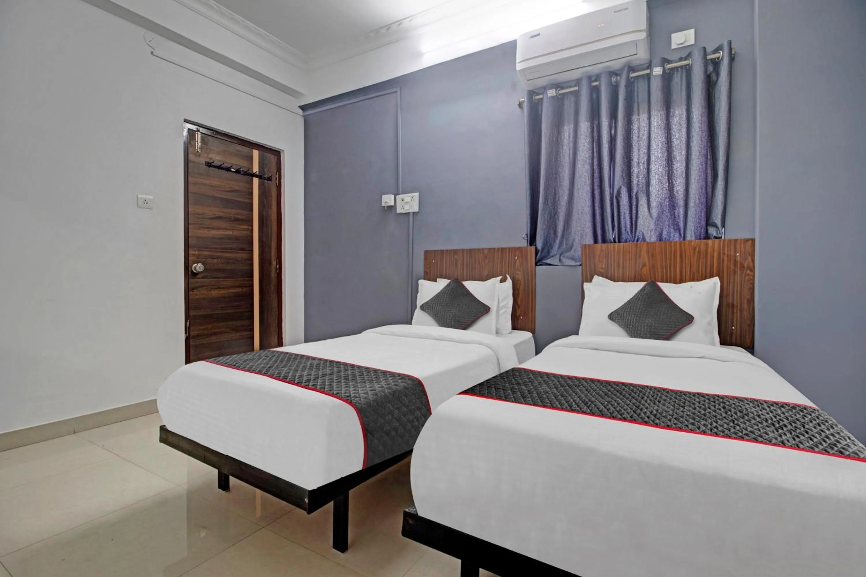 Facade/entrance, Bed in Hotel O Sunrise