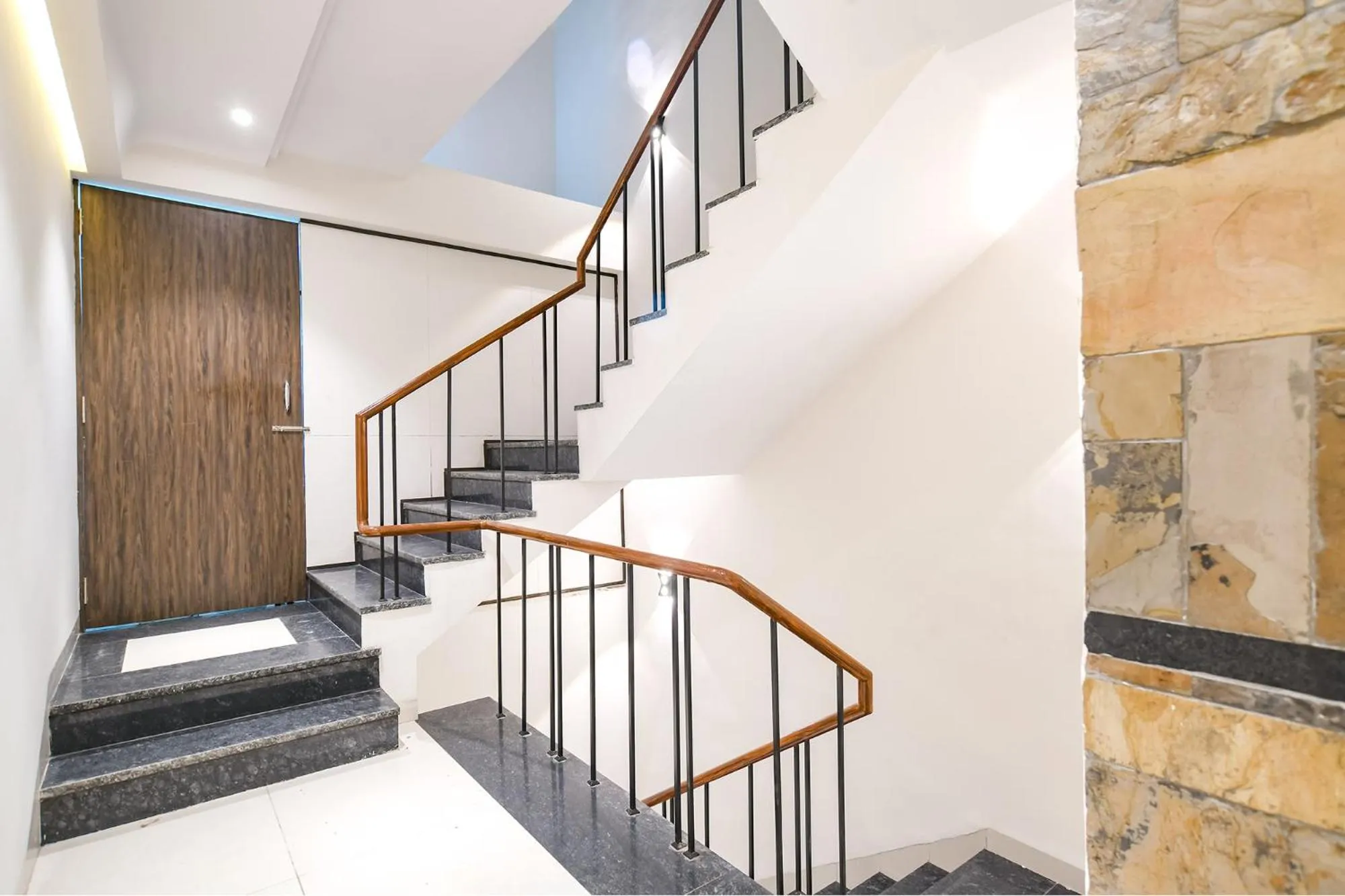 Lobby or reception in FabHotel Suraj Kunj