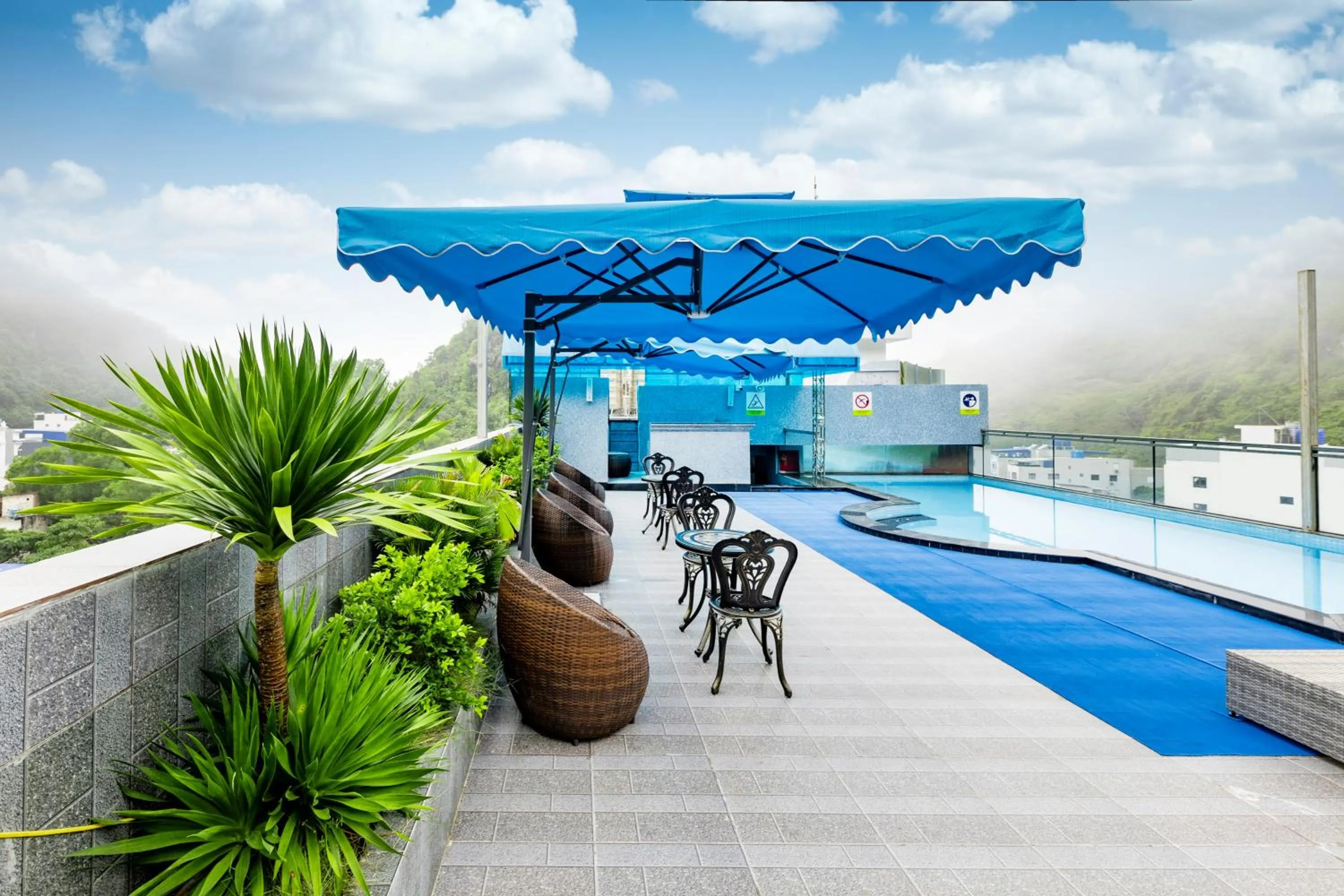 Swimming pool in Cat Ba Wonder Hotel