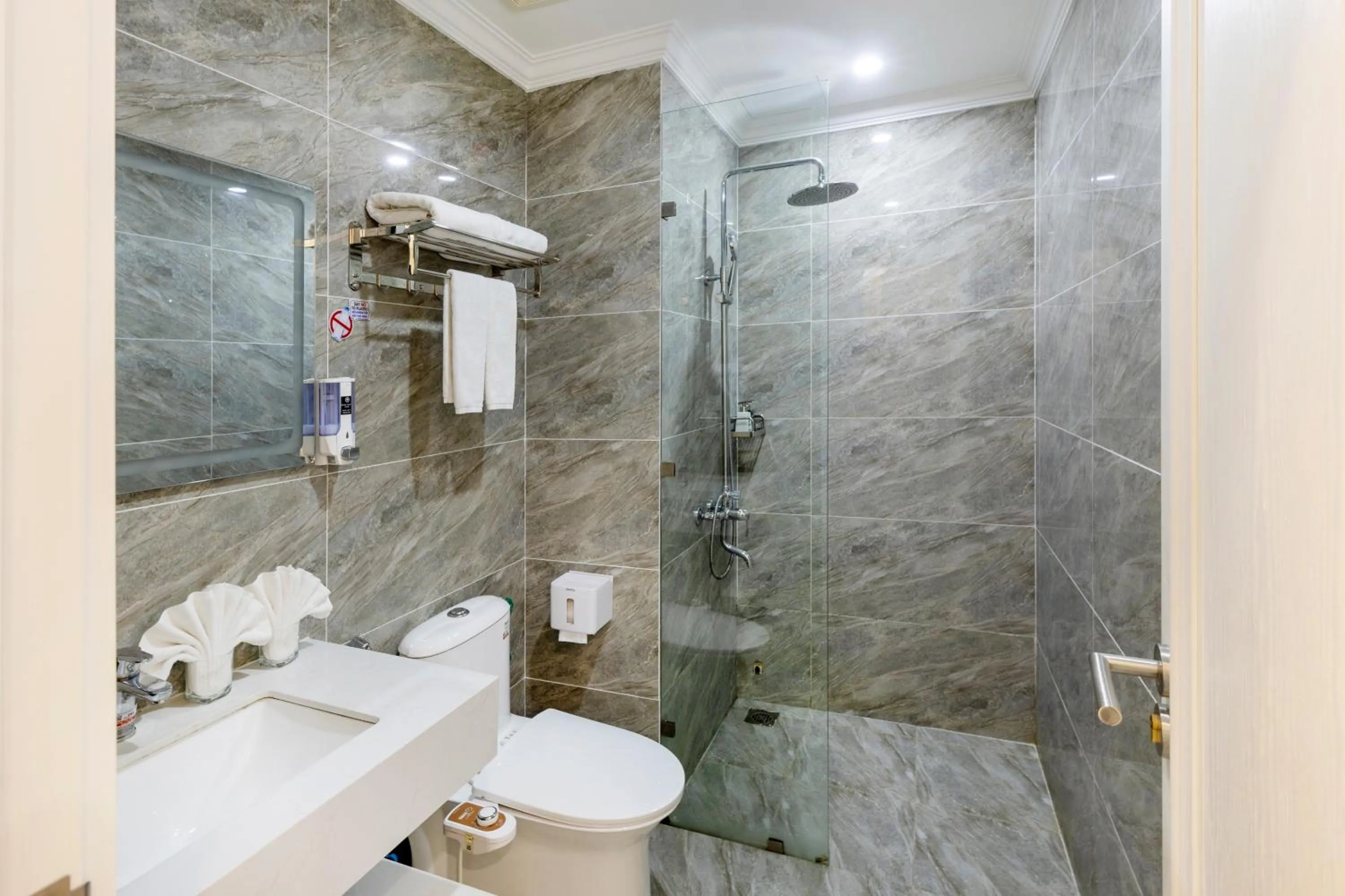 Shower in Cat Ba Wonder Hotel