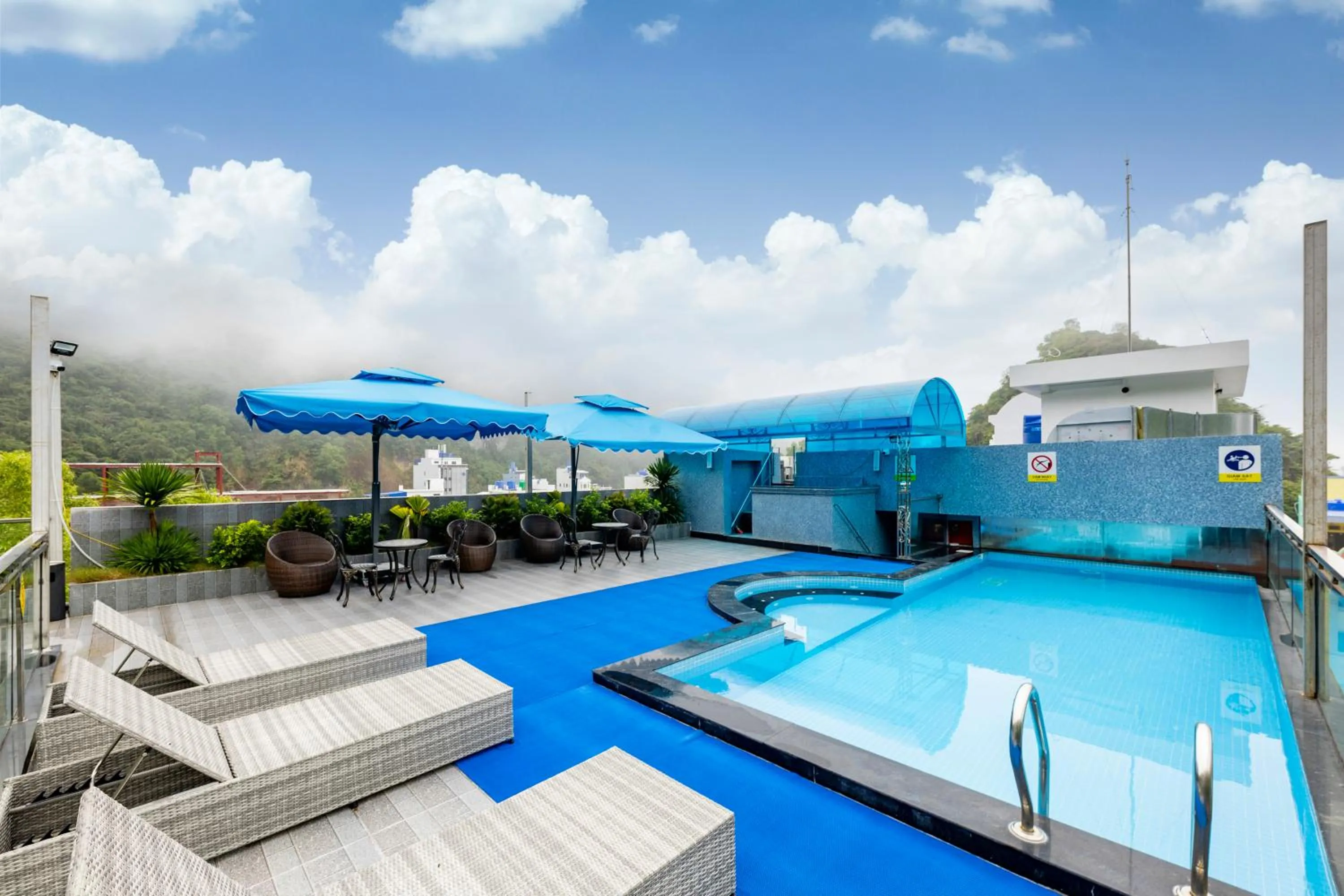 Swimming pool in Cat Ba Wonder Hotel