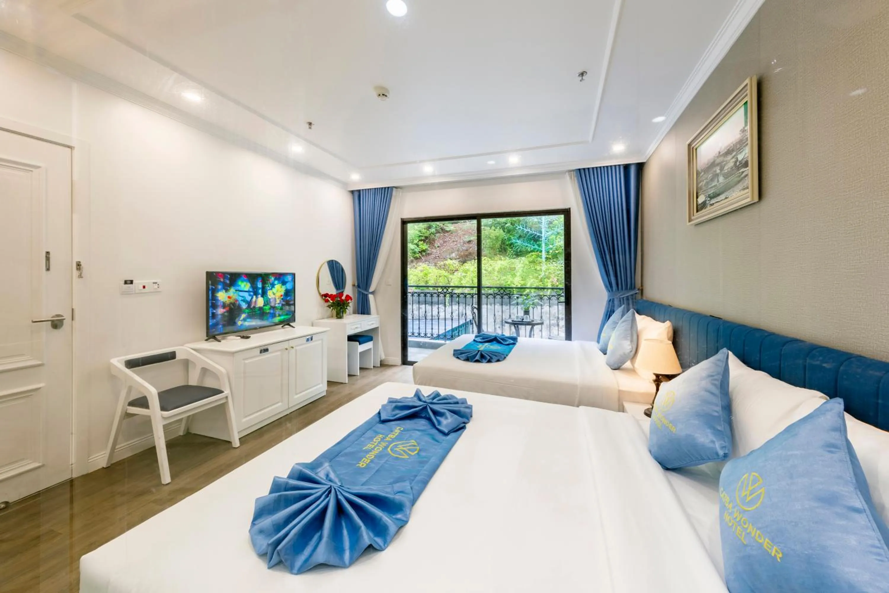 Living room, Bed in Cat Ba Wonder Hotel