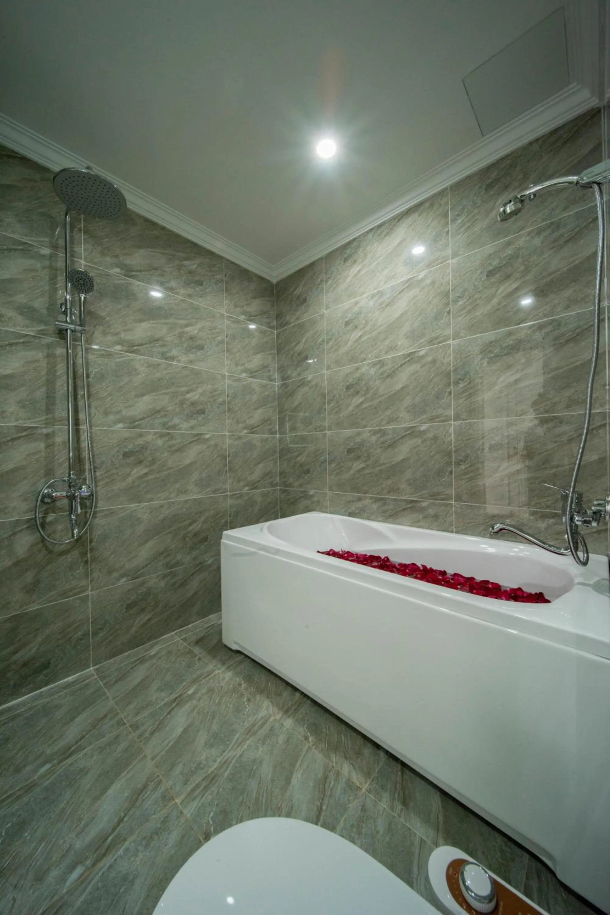 Shower in Cat Ba Wonder Hotel