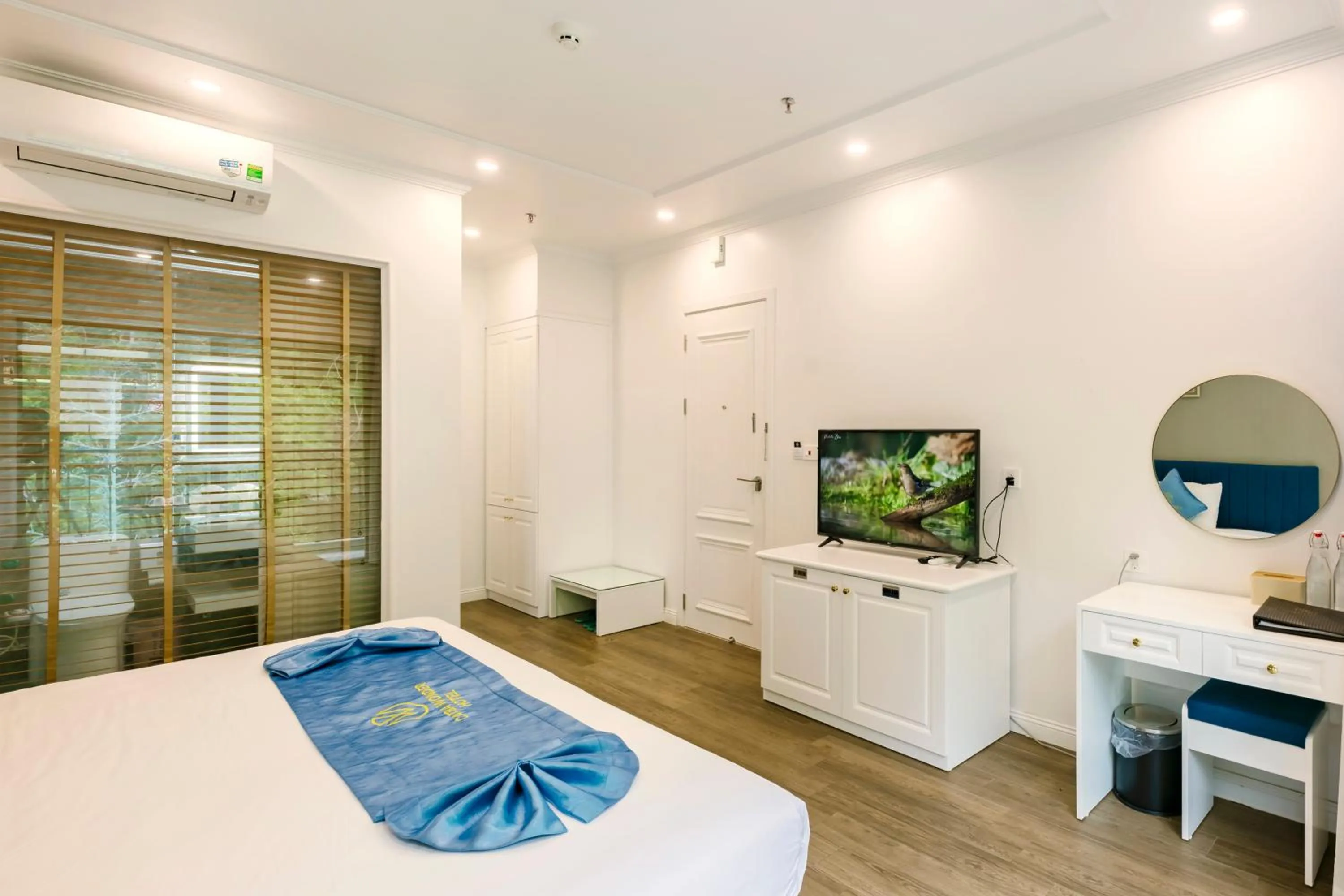 Communal lounge/ TV room, Bed in Cat Ba Wonder Hotel