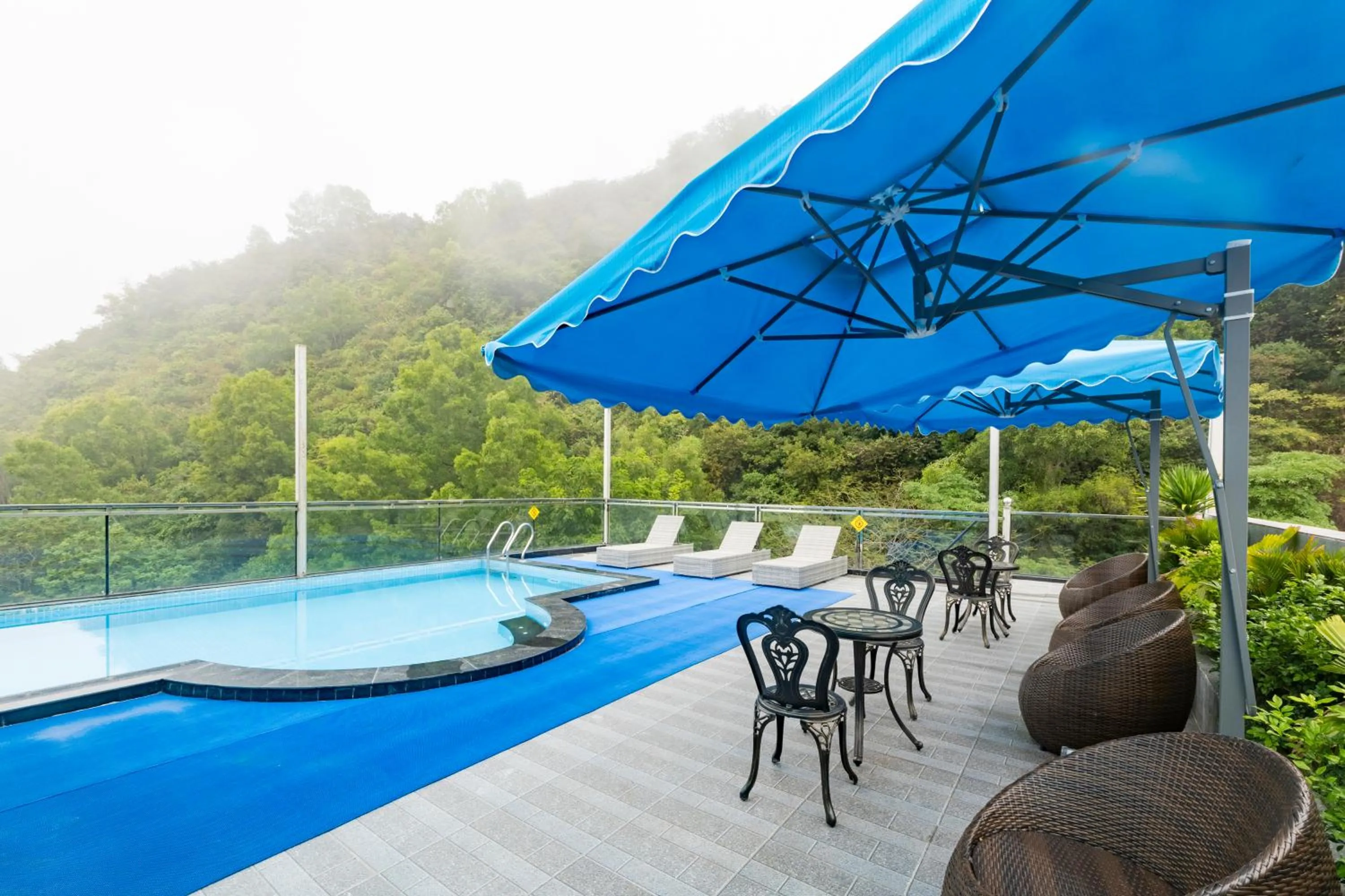 Swimming pool in Cat Ba Wonder Hotel