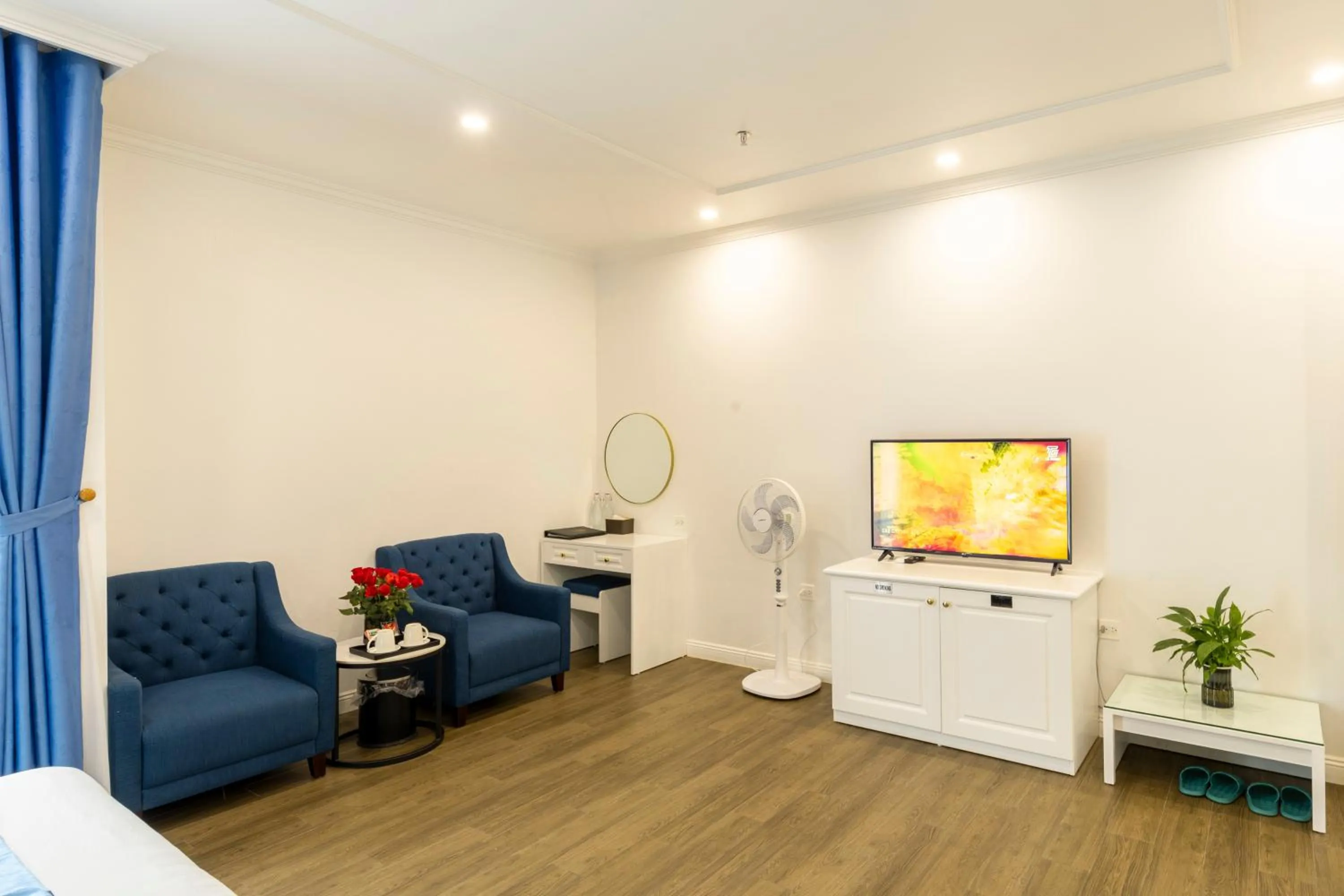 Communal lounge/ TV room in Cat Ba Wonder Hotel