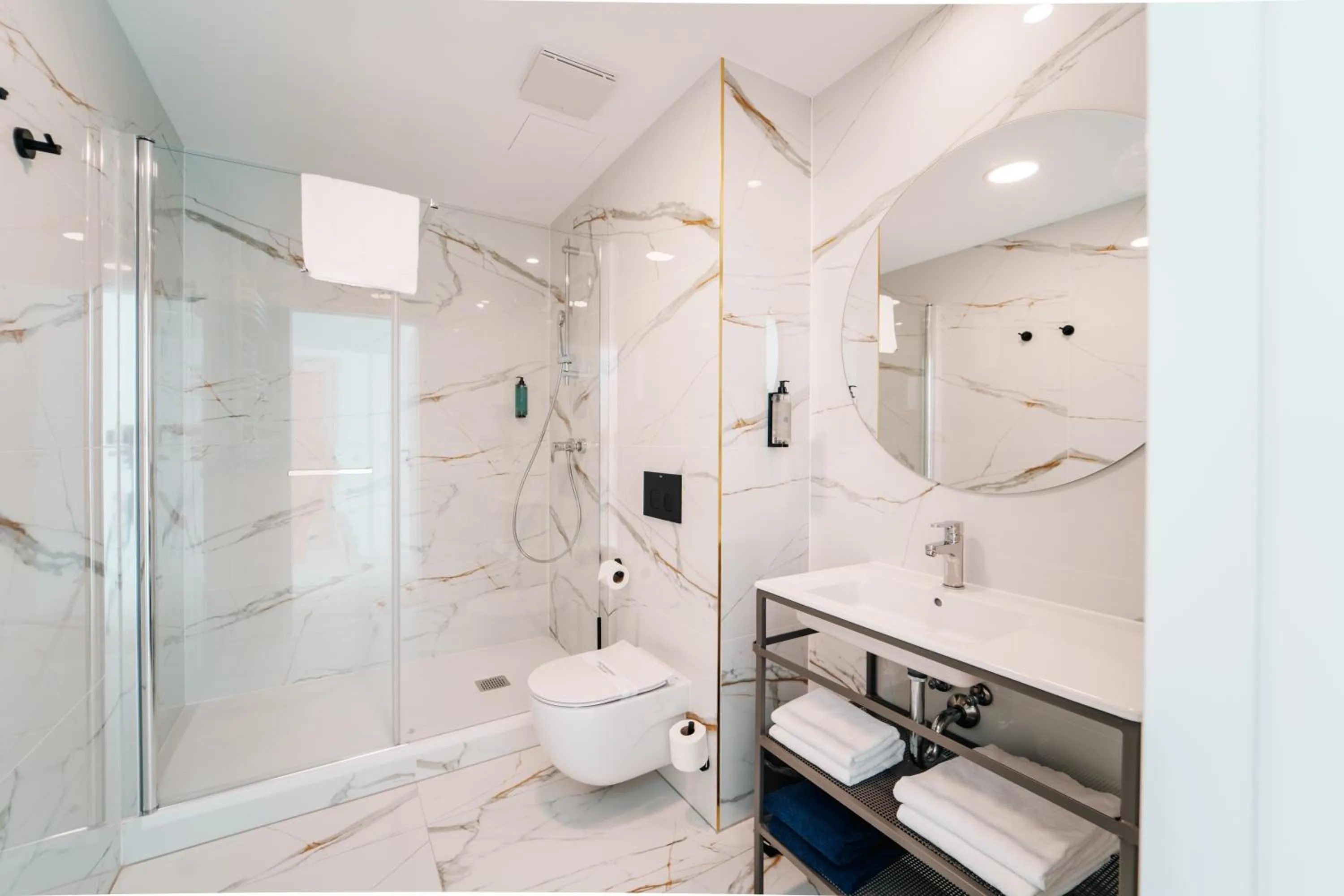 Shower in Hotel ARCHE Fabryka Samolotów w Mielnie