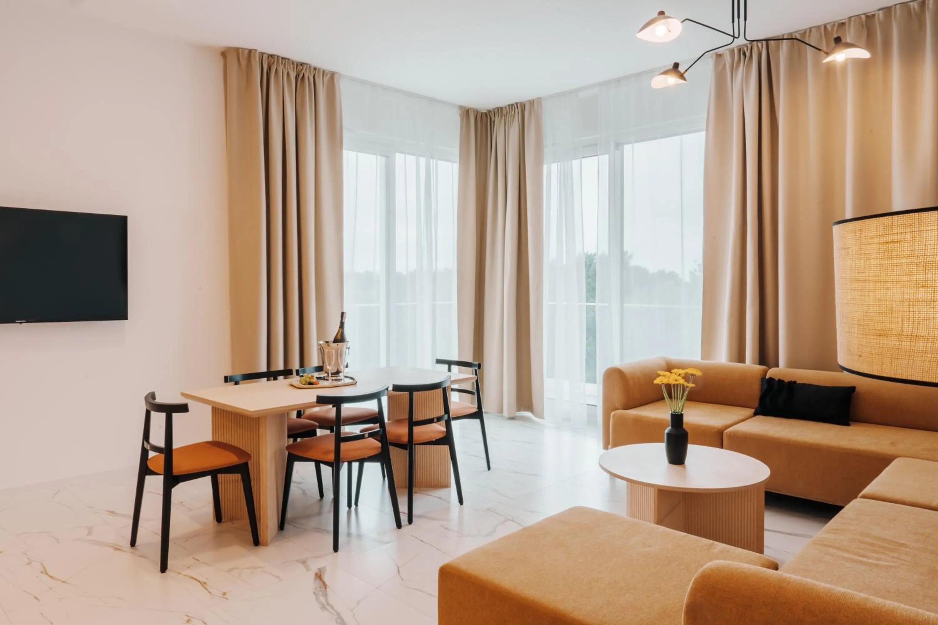 Communal lounge/ TV room in Hotel ARCHE Fabryka Samolotów w Mielnie