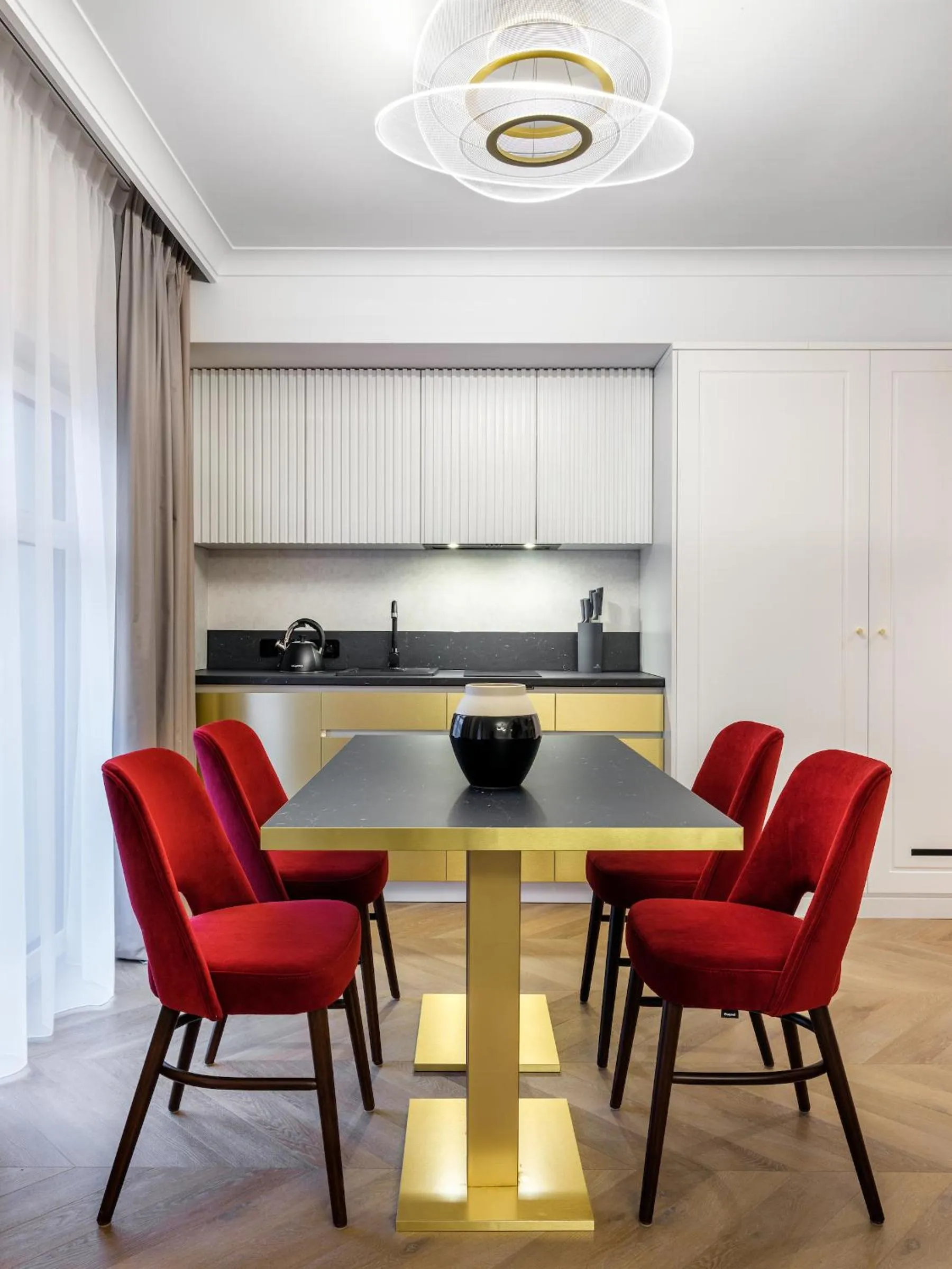 Golden Queen Deluxe Jacuzzi Apartments - Old Town