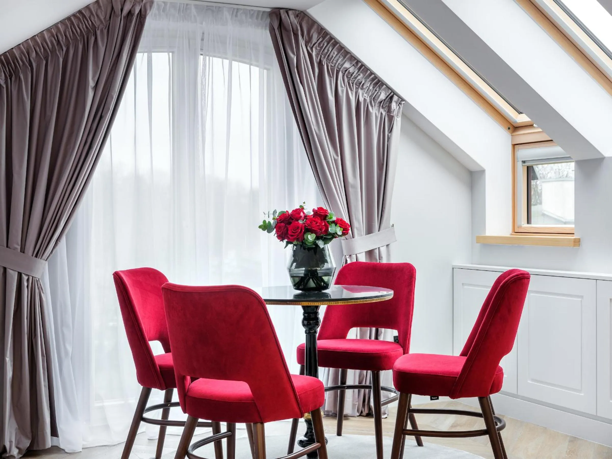 Golden Queen Deluxe Jacuzzi Apartments - Old Town