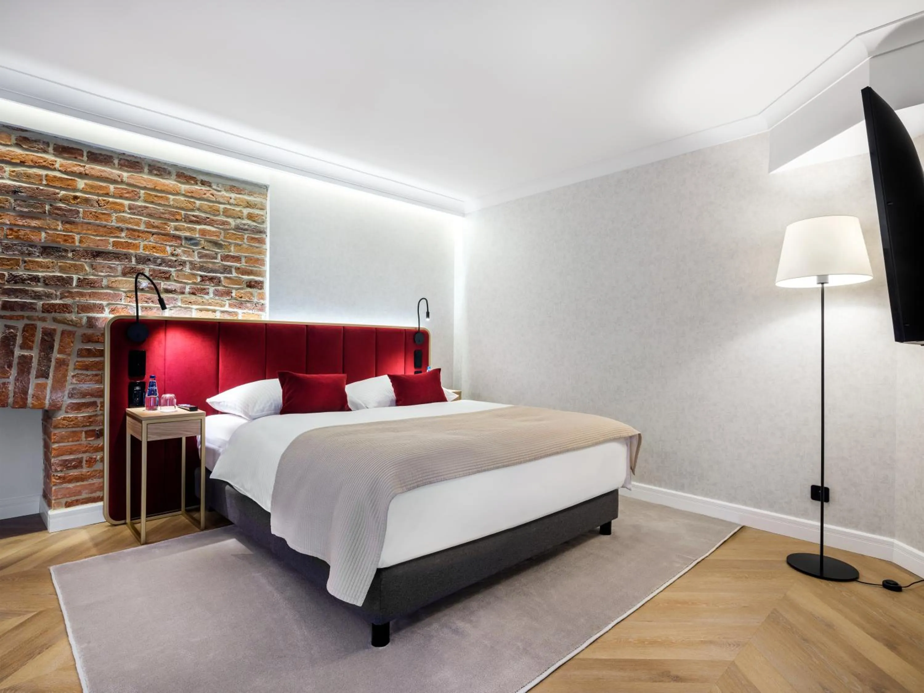 Bed in Golden Queen Deluxe Jacuzzi Apartments - Old Town