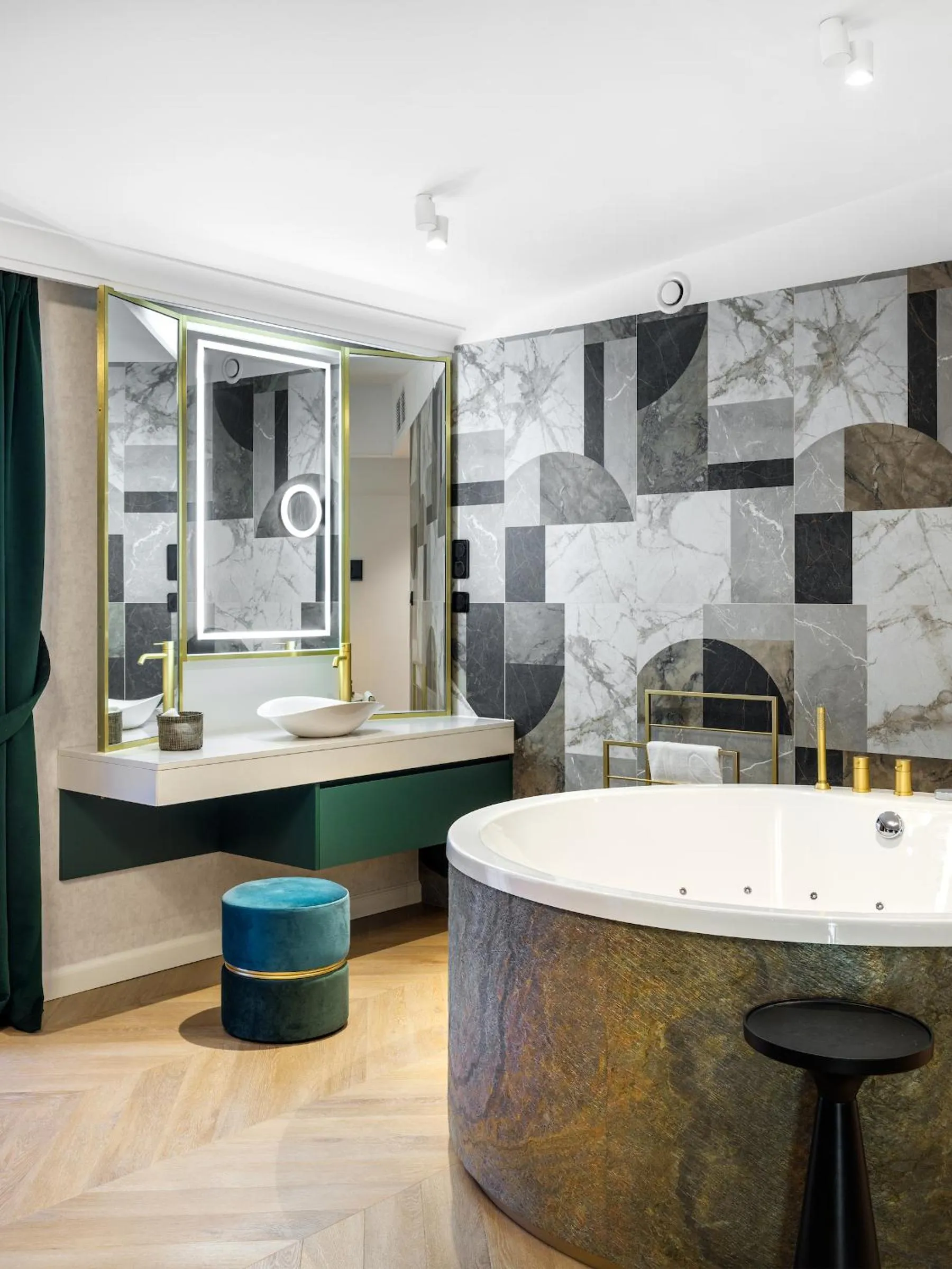 Golden Queen Deluxe Jacuzzi Apartments - Old Town