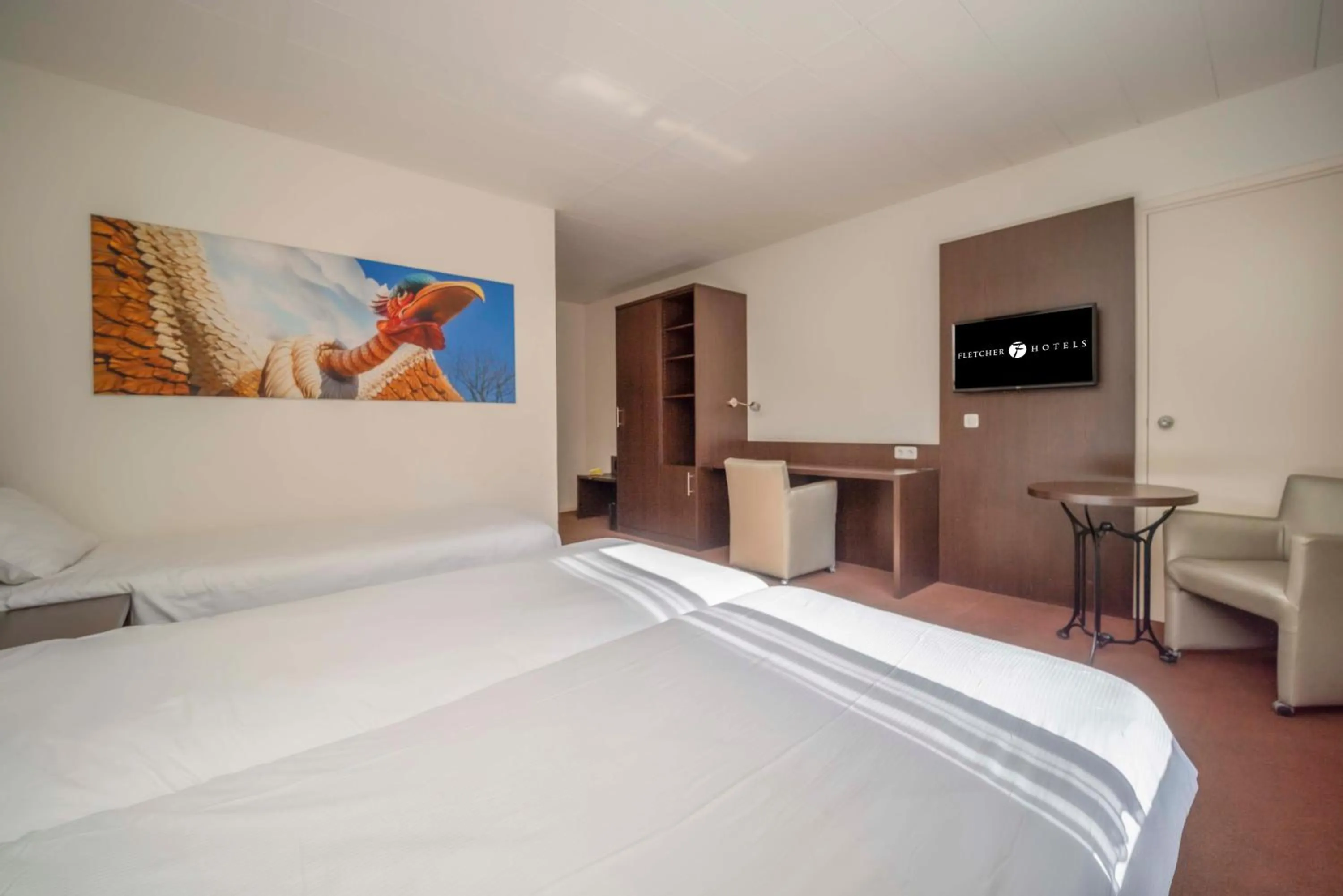 Communal lounge/ TV room, Bed in Fletcher Hotel-Restaurant Waalwijk