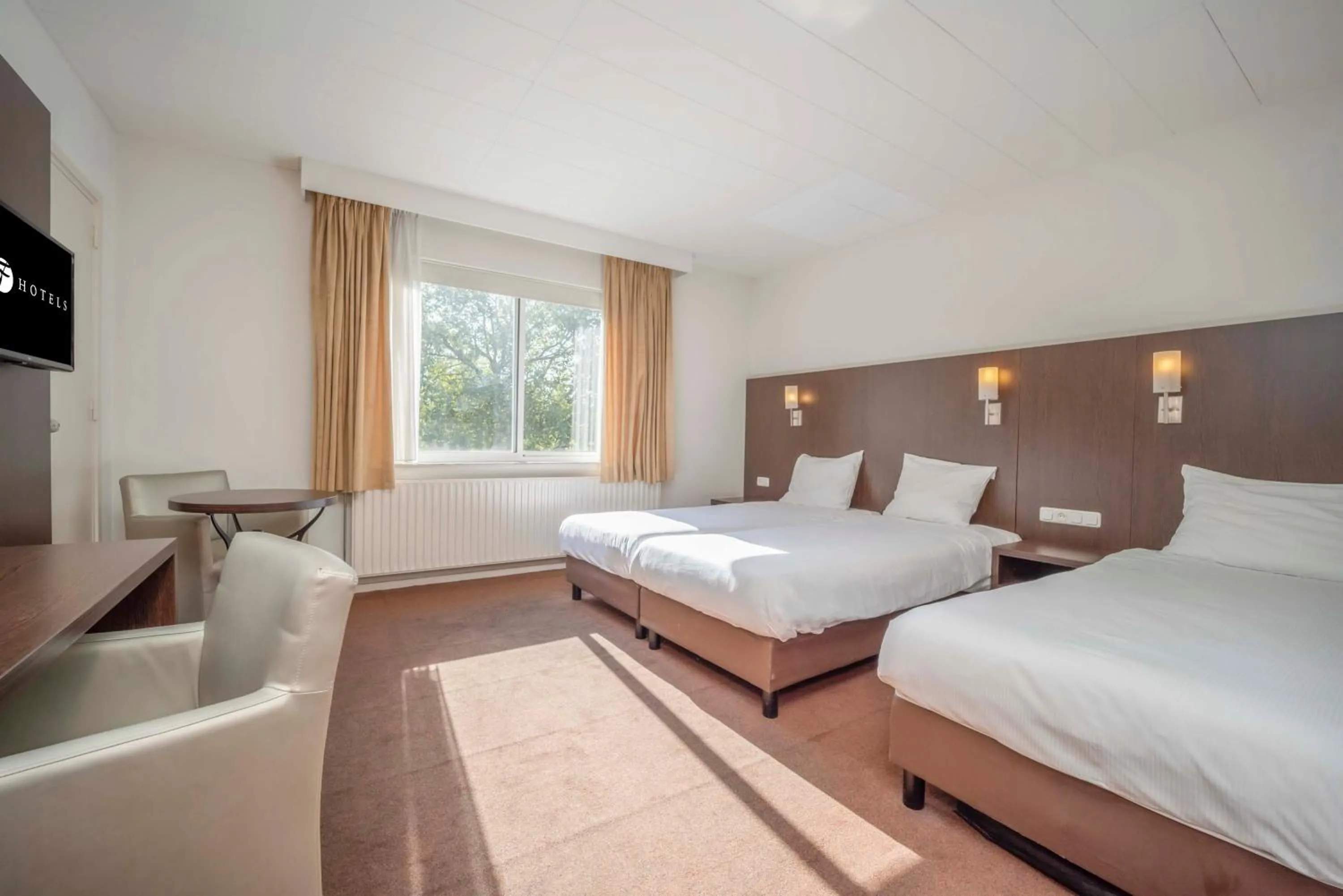 Seating area, Bed in Fletcher Hotel-Restaurant Waalwijk