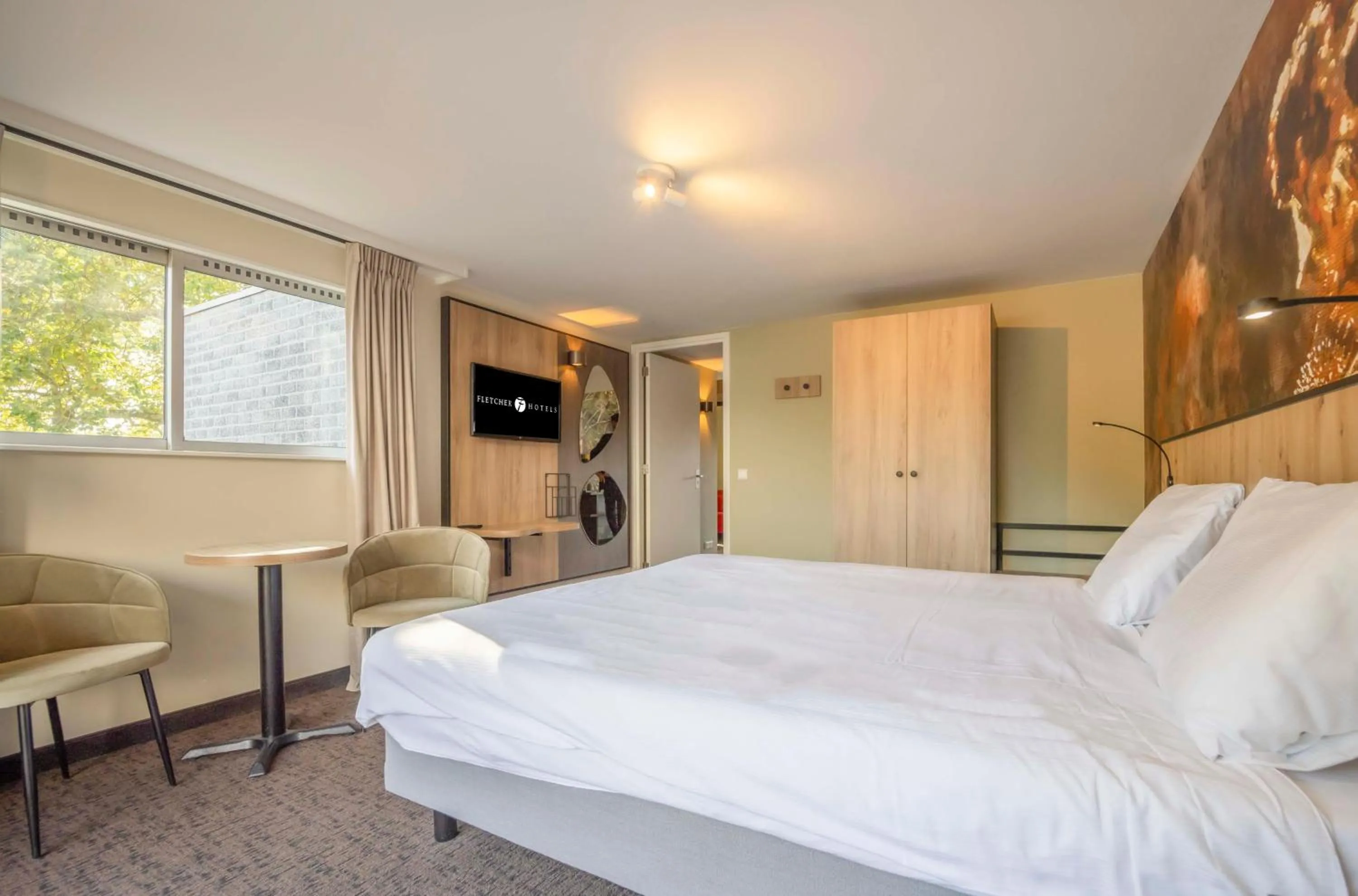 Communal lounge/ TV room, Bed in Fletcher Hotel-Restaurant Waalwijk