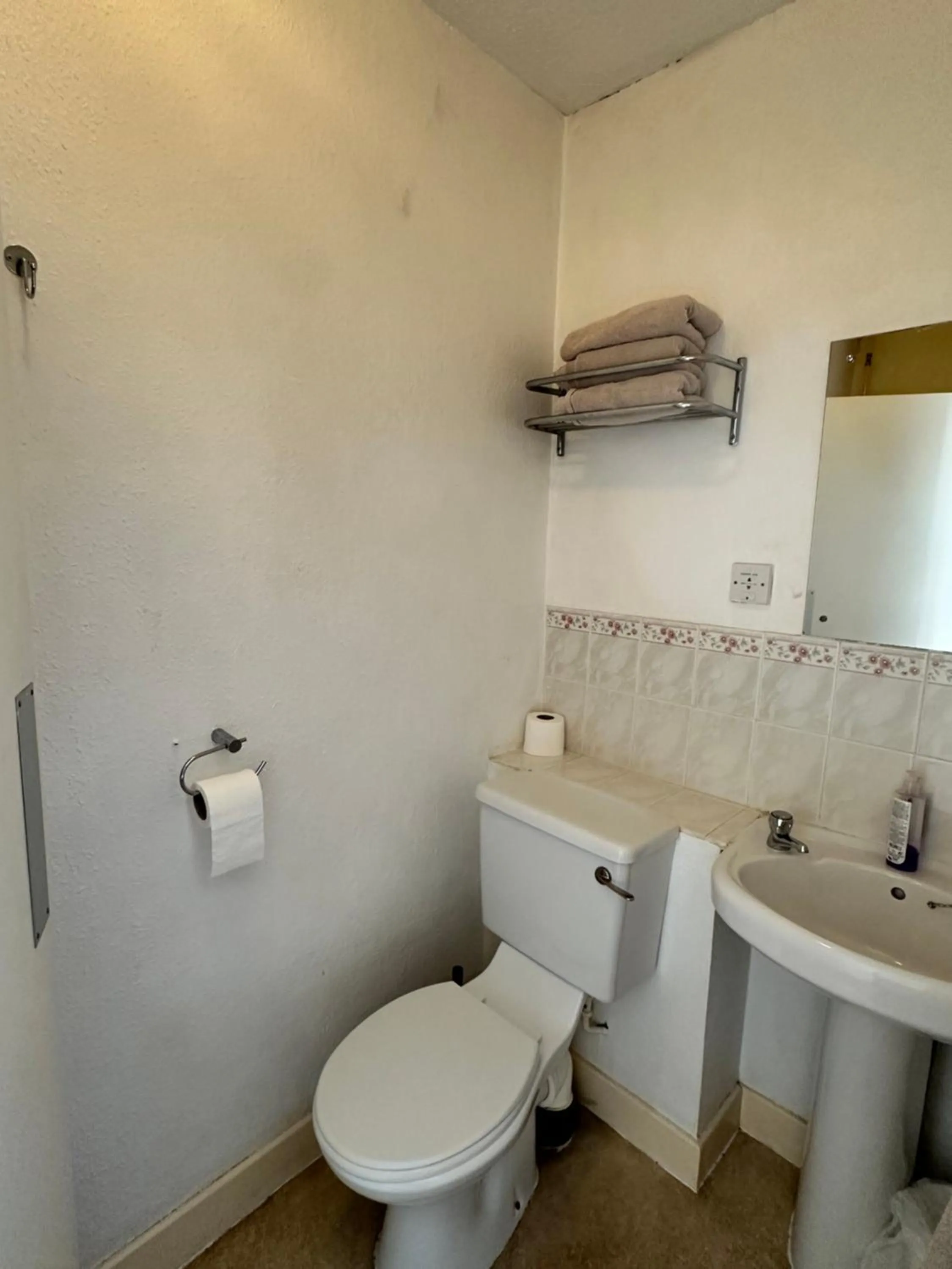 Bathroom in Alondra Hotel