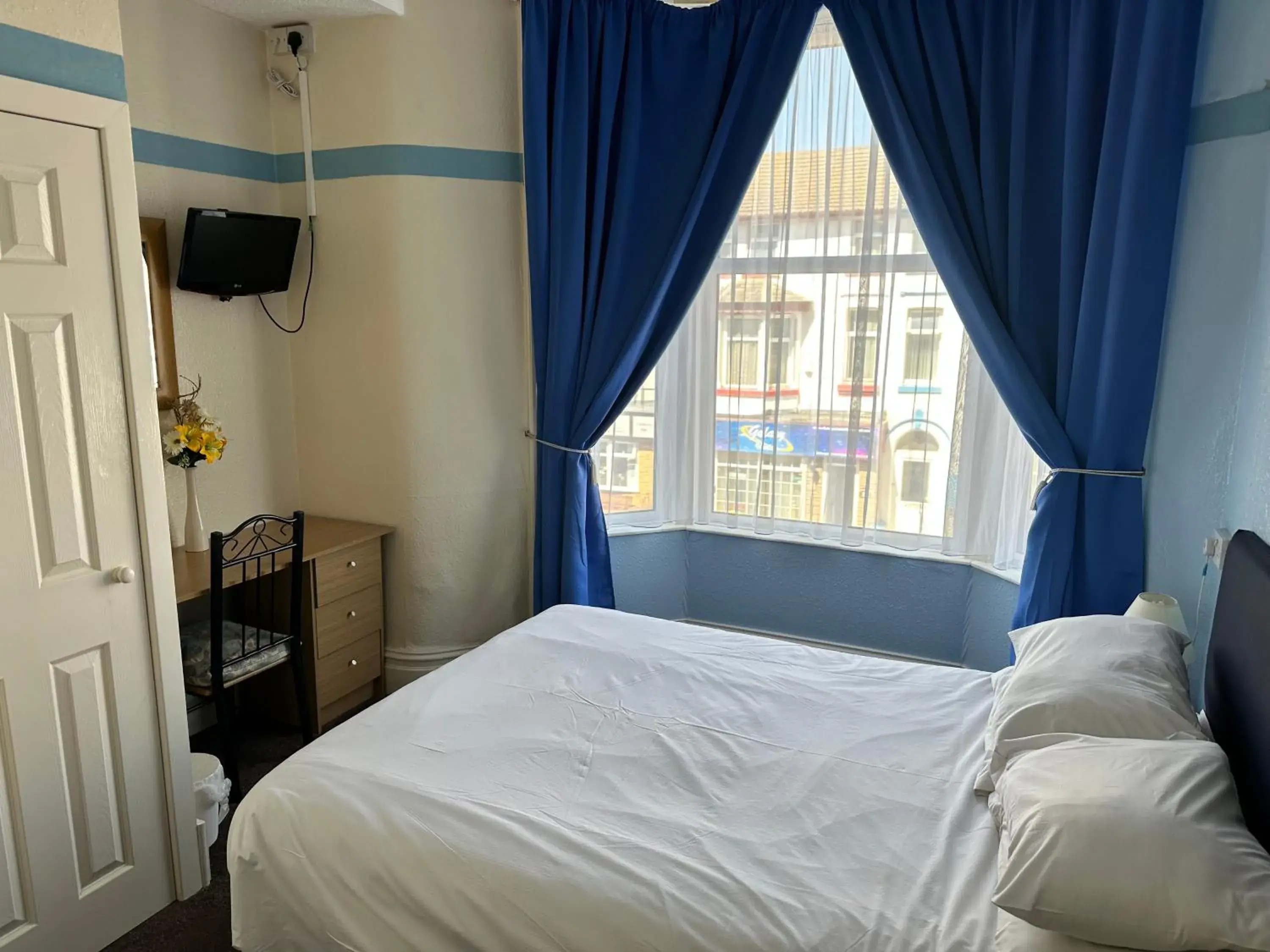 Large Double Room in Alondra Hotel Large Double Room in Alondra Hotel